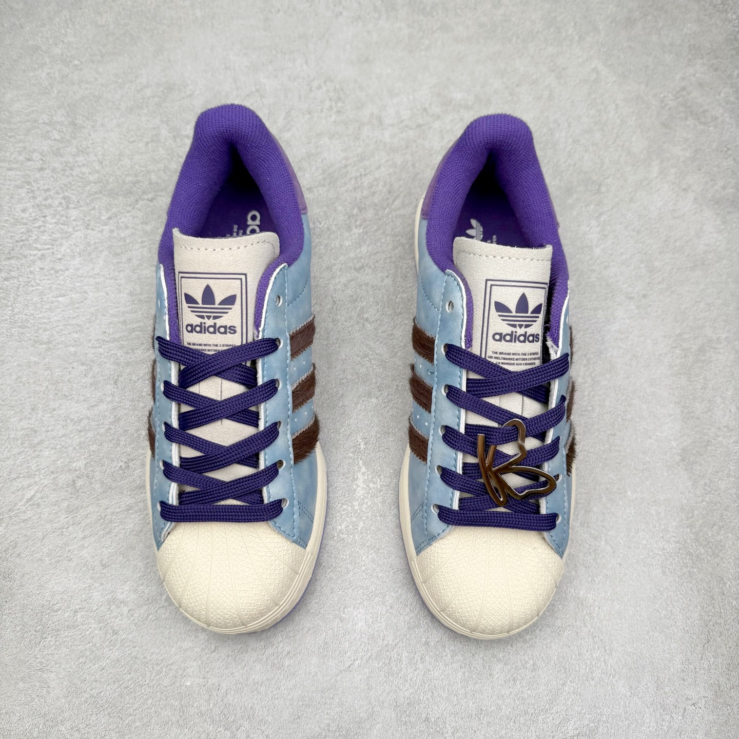 图片[2]-AD Originals Superstar 经典复古贝壳头板鞋 KI3533 诞生于1969年 是第一双将全皮面鞋 身与橡胶鞋头结合在一起的低帮篮球鞋 Superstar最开始 是作为高帮篮球鞋Pro Model的低帮版本而出现的 但因为其独特和醒目的橡胶鞋头造型而让大家熟知 被大家形象地称为\\\”shelltoe\\\”贝壳头 在70年代的美国职业篮球场上 接近3/4的NBA球员都将这双Superstar作为场上用鞋 80年代之后 经过不断的改良和发展 Superstar逐渐成为横跨时装、音乐、街头文化、休闲和运动等各大领域的时尚潮鞋 尺码：36 36.5 37 38 38.5 39 40 40.5 41 42 42.5 43 44 44.5 45-选品中心