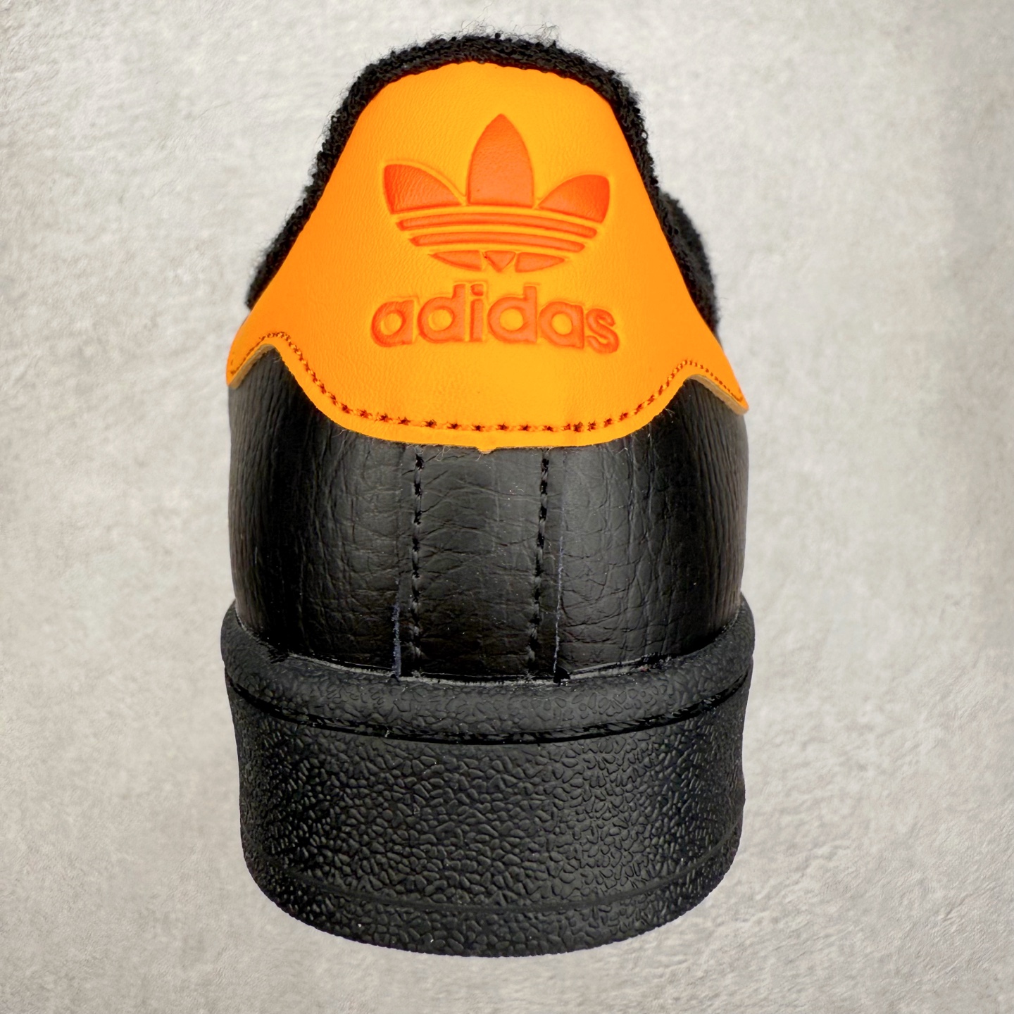 图片[8]-AD Originals Superstar 经典复古贝壳头板鞋 JQ6469 诞生于1969年 是第一双将全皮面鞋 身与橡胶鞋头结合在一起的低帮篮球鞋 Superstar最开始 是作为高帮篮球鞋Pro Model的低帮版本而出现的 但因为其独特和醒目的橡胶鞋头造型而让大家熟知 被大家形象地称为\\\”shelltoe\\\”贝壳头 在70年代的美国职业篮球场上 接近3/4的NBA球员都将这双Superstar作为场上用鞋 80年代之后 经过不断的改良和发展 Superstar逐渐成为横跨时装、音乐、街头文化、休闲和运动等各大领域的时尚潮鞋 尺码：36 36.5 37 38 38.5 39 40 40.5 41 42 42.5 43 44 44.5 45-选品中心