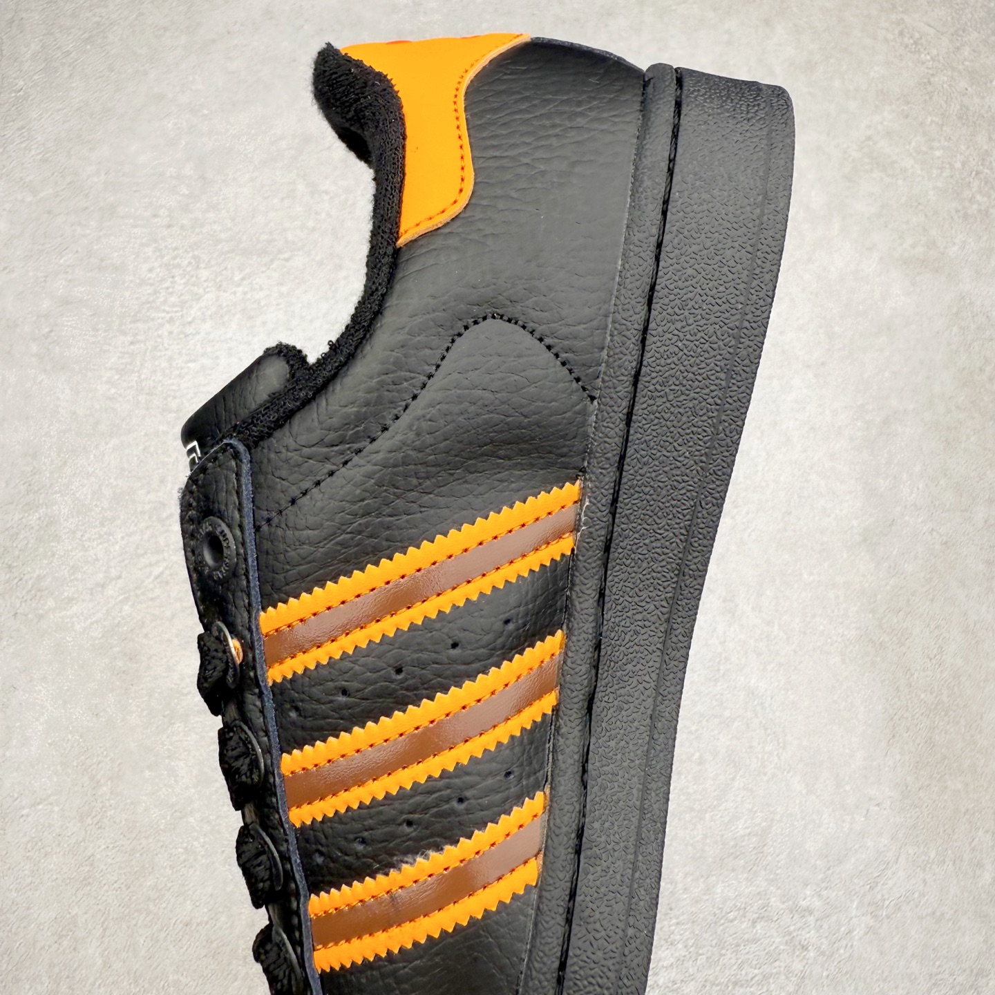 图片[7]-AD Originals Superstar 经典复古贝壳头板鞋 JQ6469 诞生于1969年 是第一双将全皮面鞋 身与橡胶鞋头结合在一起的低帮篮球鞋 Superstar最开始 是作为高帮篮球鞋Pro Model的低帮版本而出现的 但因为其独特和醒目的橡胶鞋头造型而让大家熟知 被大家形象地称为\\\”shelltoe\\\”贝壳头 在70年代的美国职业篮球场上 接近3/4的NBA球员都将这双Superstar作为场上用鞋 80年代之后 经过不断的改良和发展 Superstar逐渐成为横跨时装、音乐、街头文化、休闲和运动等各大领域的时尚潮鞋 尺码：36 36.5 37 38 38.5 39 40 40.5 41 42 42.5 43 44 44.5 45-选品中心