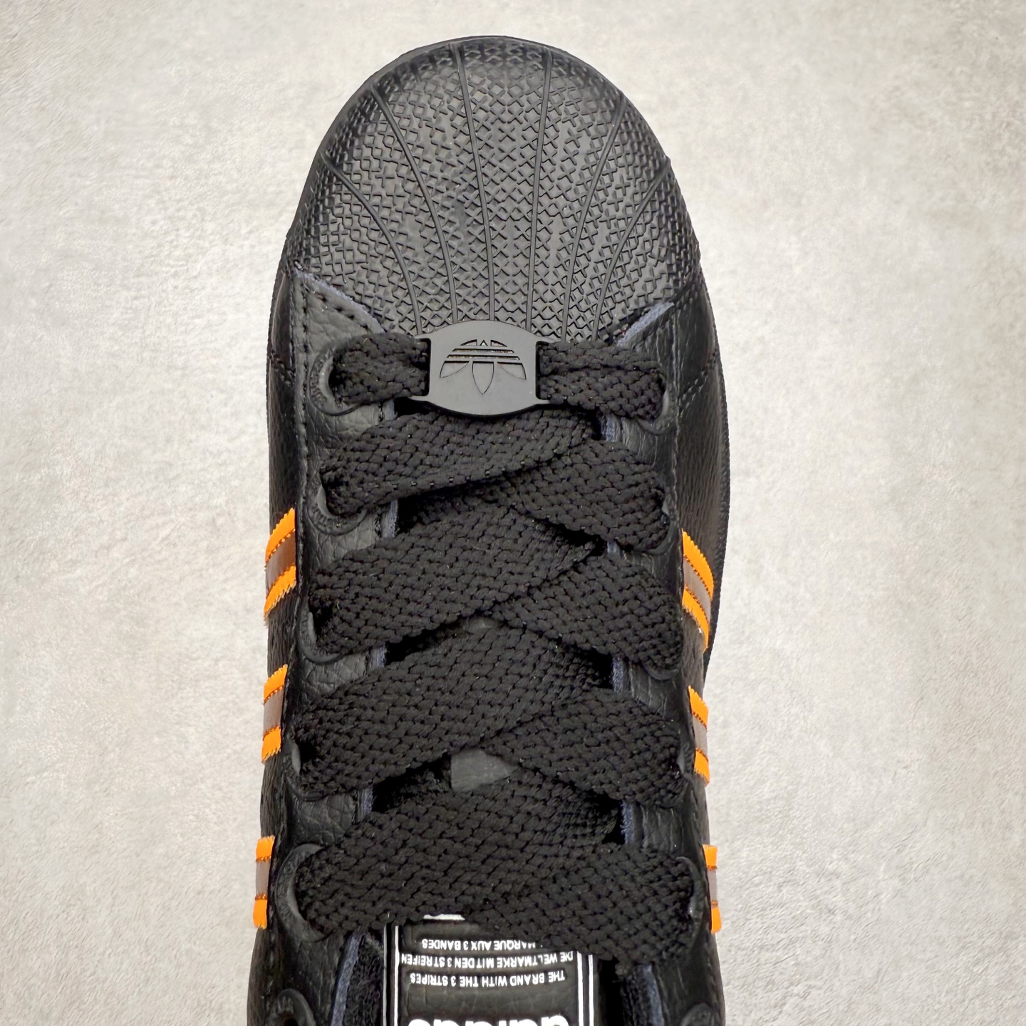 图片[4]-AD Originals Superstar 经典复古贝壳头板鞋 JQ6469 诞生于1969年 是第一双将全皮面鞋 身与橡胶鞋头结合在一起的低帮篮球鞋 Superstar最开始 是作为高帮篮球鞋Pro Model的低帮版本而出现的 但因为其独特和醒目的橡胶鞋头造型而让大家熟知 被大家形象地称为\\\”shelltoe\\\”贝壳头 在70年代的美国职业篮球场上 接近3/4的NBA球员都将这双Superstar作为场上用鞋 80年代之后 经过不断的改良和发展 Superstar逐渐成为横跨时装、音乐、街头文化、休闲和运动等各大领域的时尚潮鞋 尺码：36 36.5 37 38 38.5 39 40 40.5 41 42 42.5 43 44 44.5 45-选品中心