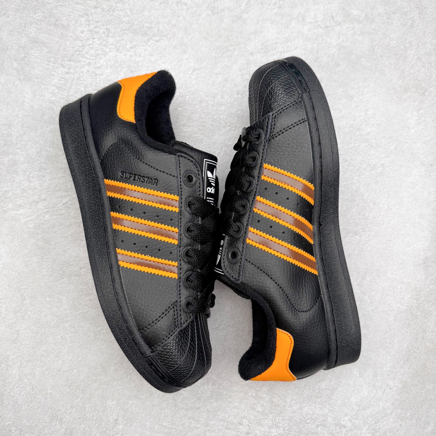 图片[3]-AD Originals Superstar 经典复古贝壳头板鞋 JQ6469 诞生于1969年 是第一双将全皮面鞋 身与橡胶鞋头结合在一起的低帮篮球鞋 Superstar最开始 是作为高帮篮球鞋Pro Model的低帮版本而出现的 但因为其独特和醒目的橡胶鞋头造型而让大家熟知 被大家形象地称为\\\”shelltoe\\\”贝壳头 在70年代的美国职业篮球场上 接近3/4的NBA球员都将这双Superstar作为场上用鞋 80年代之后 经过不断的改良和发展 Superstar逐渐成为横跨时装、音乐、街头文化、休闲和运动等各大领域的时尚潮鞋 尺码：36 36.5 37 38 38.5 39 40 40.5 41 42 42.5 43 44 44.5 45-选品中心