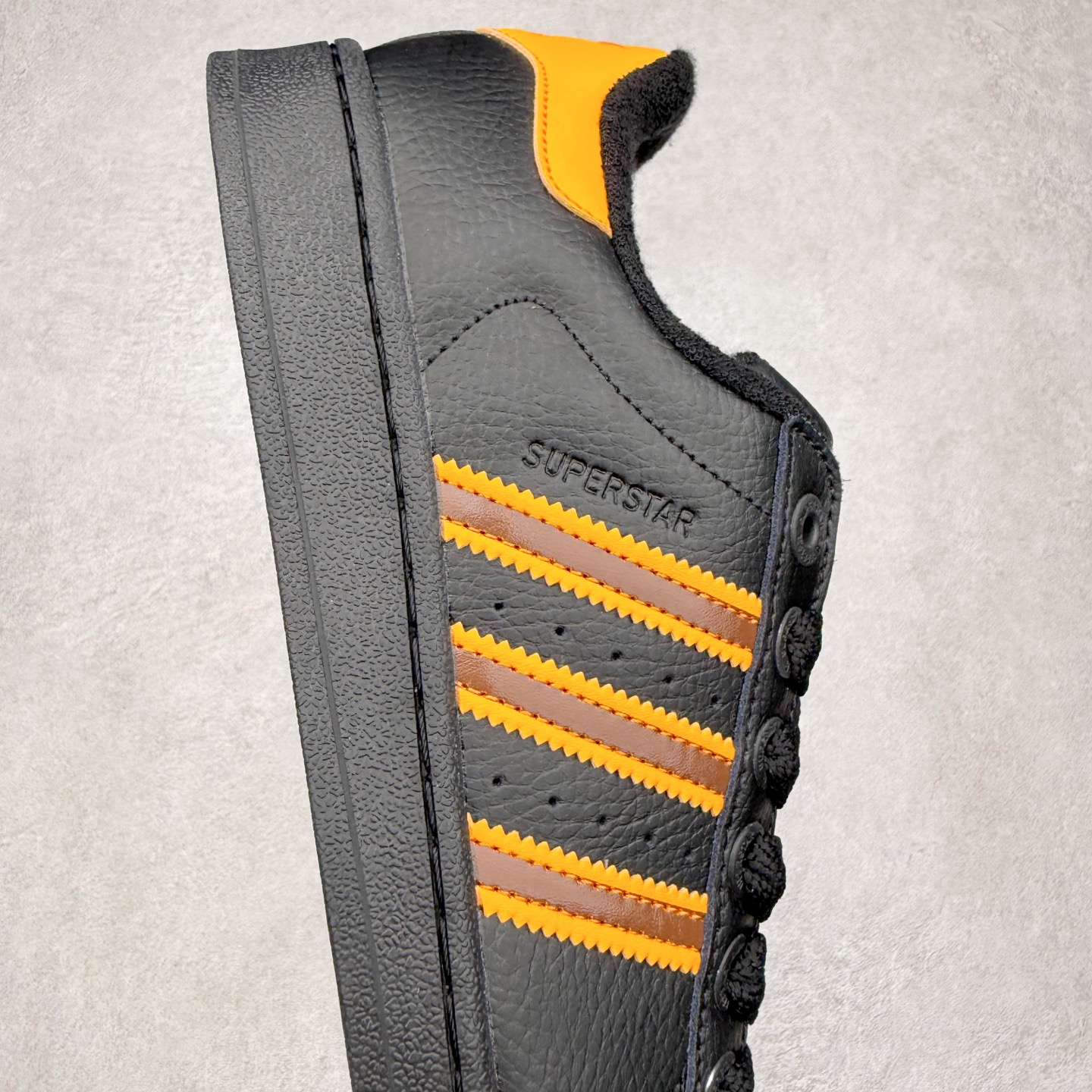 图片[6]-AD Originals Superstar 经典复古贝壳头板鞋 JQ6469 诞生于1969年 是第一双将全皮面鞋 身与橡胶鞋头结合在一起的低帮篮球鞋 Superstar最开始 是作为高帮篮球鞋Pro Model的低帮版本而出现的 但因为其独特和醒目的橡胶鞋头造型而让大家熟知 被大家形象地称为\\\”shelltoe\\\”贝壳头 在70年代的美国职业篮球场上 接近3/4的NBA球员都将这双Superstar作为场上用鞋 80年代之后 经过不断的改良和发展 Superstar逐渐成为横跨时装、音乐、街头文化、休闲和运动等各大领域的时尚潮鞋 尺码：36 36.5 37 38 38.5 39 40 40.5 41 42 42.5 43 44 44.5 45-选品中心