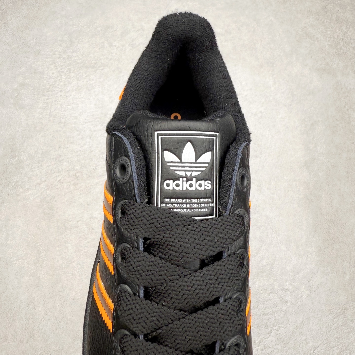 图片[5]-AD Originals Superstar 经典复古贝壳头板鞋 JQ6469 诞生于1969年 是第一双将全皮面鞋 身与橡胶鞋头结合在一起的低帮篮球鞋 Superstar最开始 是作为高帮篮球鞋Pro Model的低帮版本而出现的 但因为其独特和醒目的橡胶鞋头造型而让大家熟知 被大家形象地称为\\\”shelltoe\\\”贝壳头 在70年代的美国职业篮球场上 接近3/4的NBA球员都将这双Superstar作为场上用鞋 80年代之后 经过不断的改良和发展 Superstar逐渐成为横跨时装、音乐、街头文化、休闲和运动等各大领域的时尚潮鞋 尺码：36 36.5 37 38 38.5 39 40 40.5 41 42 42.5 43 44 44.5 45-选品中心