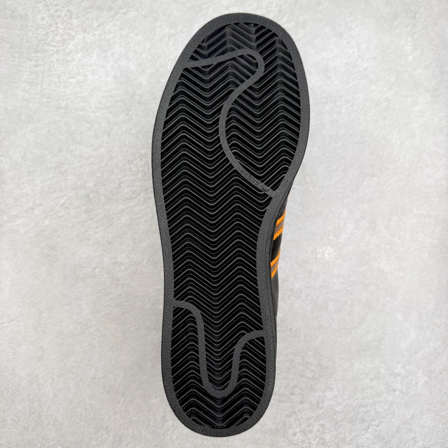 图片[9]-AD Originals Superstar 经典复古贝壳头板鞋 JQ6469 诞生于1969年 是第一双将全皮面鞋 身与橡胶鞋头结合在一起的低帮篮球鞋 Superstar最开始 是作为高帮篮球鞋Pro Model的低帮版本而出现的 但因为其独特和醒目的橡胶鞋头造型而让大家熟知 被大家形象地称为\\\”shelltoe\\\”贝壳头 在70年代的美国职业篮球场上 接近3/4的NBA球员都将这双Superstar作为场上用鞋 80年代之后 经过不断的改良和发展 Superstar逐渐成为横跨时装、音乐、街头文化、休闲和运动等各大领域的时尚潮鞋 尺码：36 36.5 37 38 38.5 39 40 40.5 41 42 42.5 43 44 44.5 45-选品中心