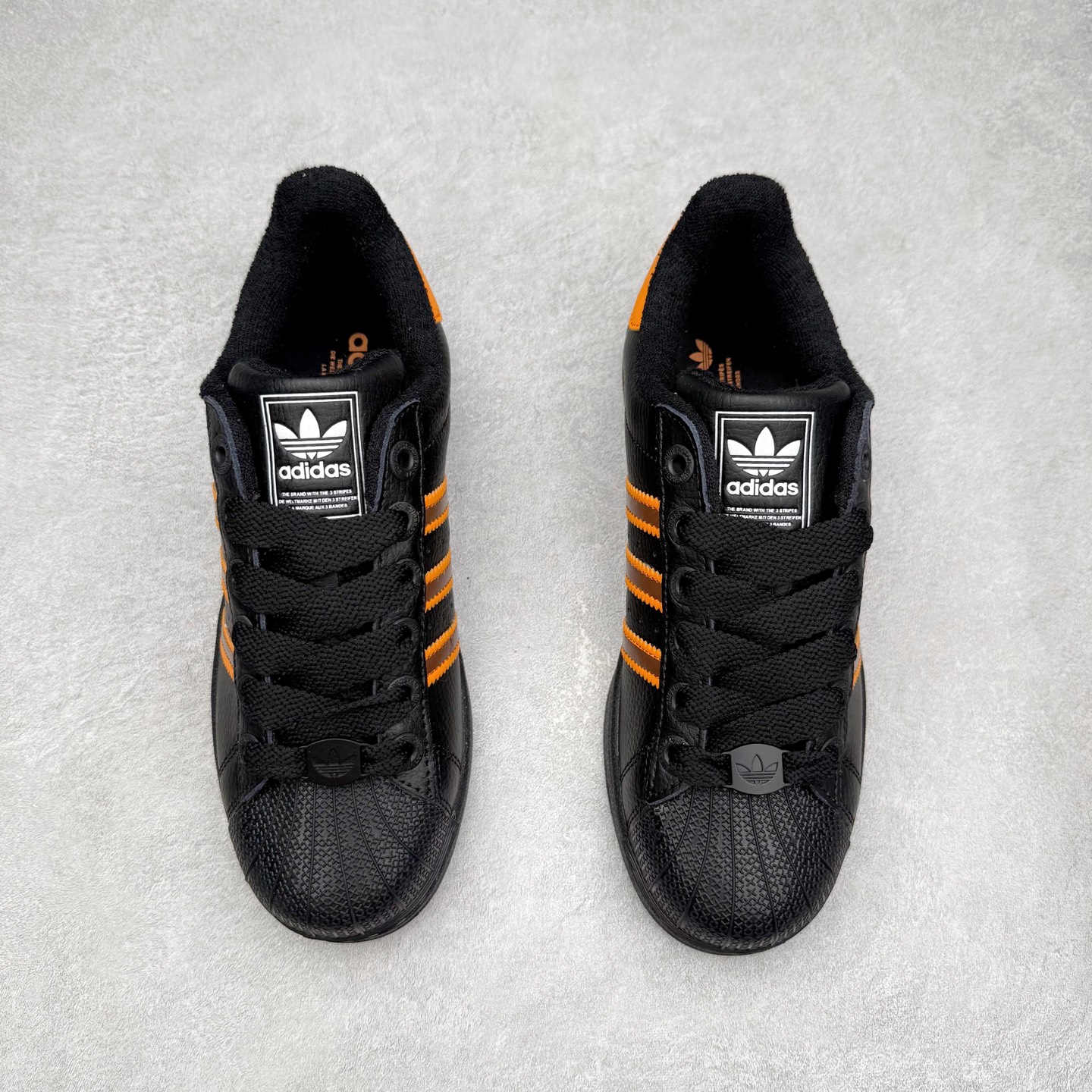 图片[2]-AD Originals Superstar 经典复古贝壳头板鞋 JQ6469 诞生于1969年 是第一双将全皮面鞋 身与橡胶鞋头结合在一起的低帮篮球鞋 Superstar最开始 是作为高帮篮球鞋Pro Model的低帮版本而出现的 但因为其独特和醒目的橡胶鞋头造型而让大家熟知 被大家形象地称为\\\”shelltoe\\\”贝壳头 在70年代的美国职业篮球场上 接近3/4的NBA球员都将这双Superstar作为场上用鞋 80年代之后 经过不断的改良和发展 Superstar逐渐成为横跨时装、音乐、街头文化、休闲和运动等各大领域的时尚潮鞋 尺码：36 36.5 37 38 38.5 39 40 40.5 41 42 42.5 43 44 44.5 45-选品中心