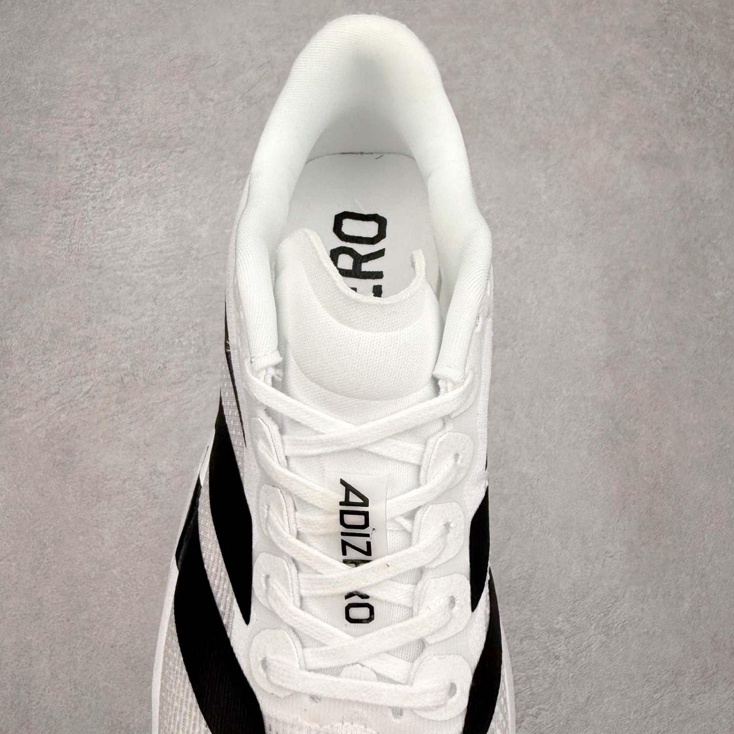 图片[5]-AD Adizero EVO SL 马拉松竞速专业跑鞋 CELERMESH针织网面非常轻薄 纤维间的缝隙很大 可以保证跑步时的透气、排汗效果 鞋舌直接与两侧的内衬和鞋底连接在一起 在跑步过程中不会被鞋舌的左右移动所困扰 在标准鞋带孔的基础上再拓宽一组鞋带孔 适合不同脚型的需求 突破性 EnergyRods 技术，有助于跑者实现更好的成绩 中底独特的LIGHTSTRIKE PRO泡棉材质 微弹感觉在跑步过程中给予了良好的支撑体验 对于顶级精英和高水平进阶跑者来说 ADIOS PRO是一双值得信赖的竞速比赛用鞋 尺码：36 36.5 37.5 38 38.5 39 40 40.5 41 42 42.5 43 44 44.5 45-选品中心