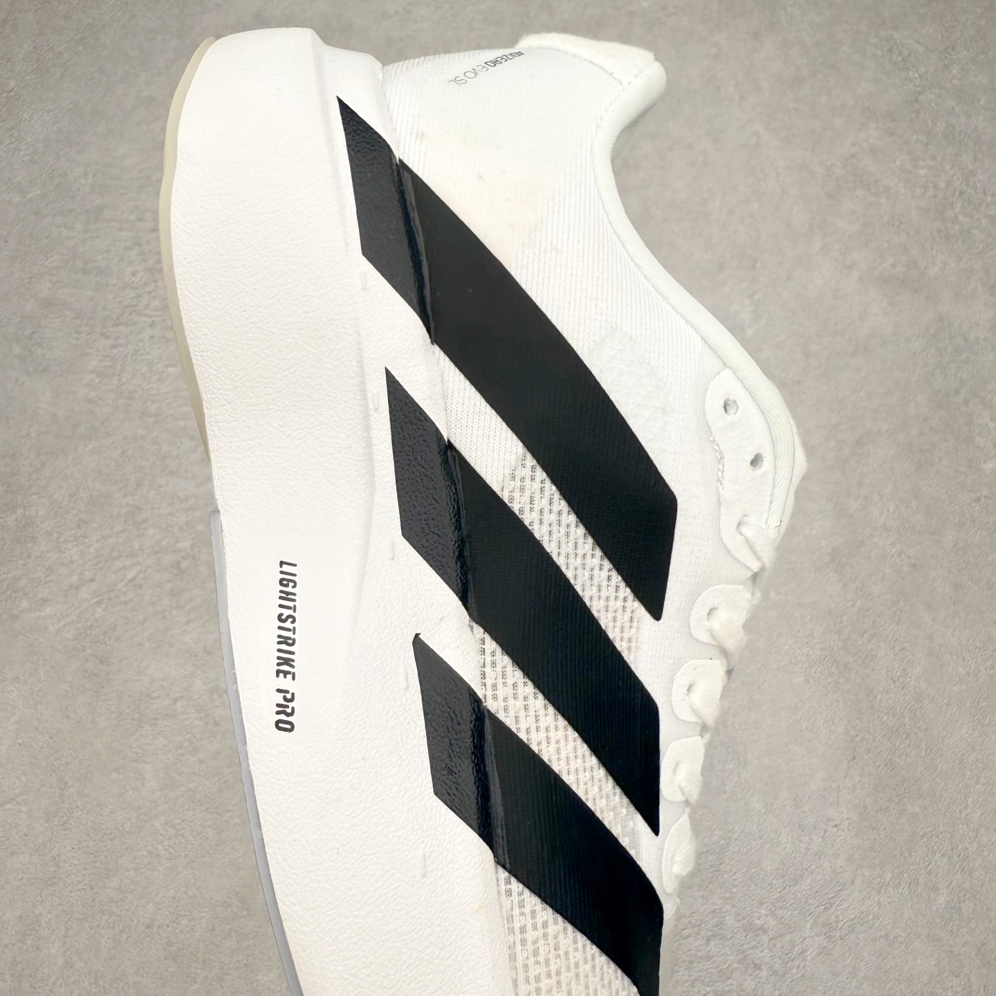 图片[6]-AD Adizero EVO SL 马拉松竞速专业跑鞋 CELERMESH针织网面非常轻薄 纤维间的缝隙很大 可以保证跑步时的透气、排汗效果 鞋舌直接与两侧的内衬和鞋底连接在一起 在跑步过程中不会被鞋舌的左右移动所困扰 在标准鞋带孔的基础上再拓宽一组鞋带孔 适合不同脚型的需求 突破性 EnergyRods 技术，有助于跑者实现更好的成绩 中底独特的LIGHTSTRIKE PRO泡棉材质 微弹感觉在跑步过程中给予了良好的支撑体验 对于顶级精英和高水平进阶跑者来说 ADIOS PRO是一双值得信赖的竞速比赛用鞋 尺码：36 36.5 37.5 38 38.5 39 40 40.5 41 42 42.5 43 44 44.5 45-选品中心