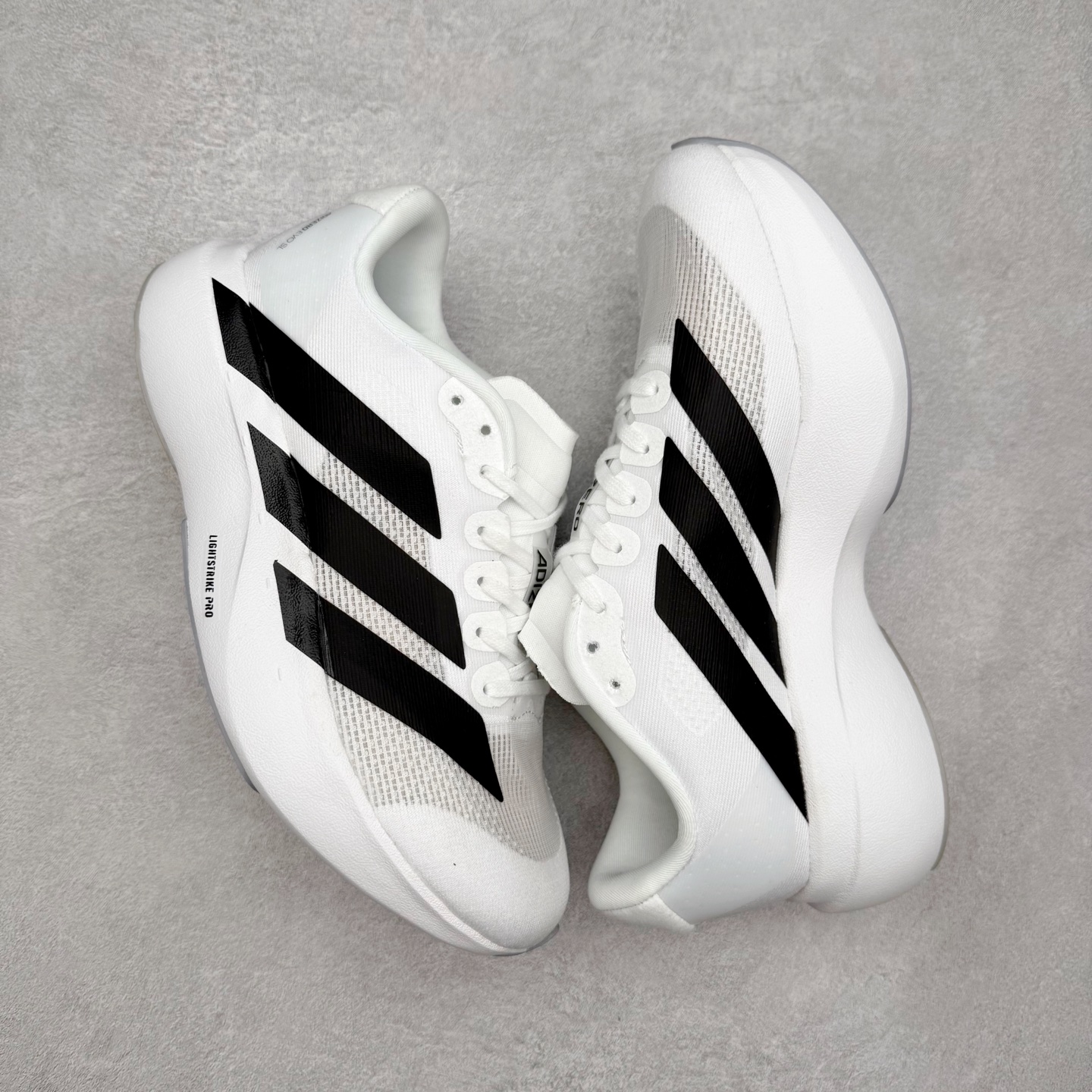 图片[3]-AD Adizero EVO SL 马拉松竞速专业跑鞋 CELERMESH针织网面非常轻薄 纤维间的缝隙很大 可以保证跑步时的透气、排汗效果 鞋舌直接与两侧的内衬和鞋底连接在一起 在跑步过程中不会被鞋舌的左右移动所困扰 在标准鞋带孔的基础上再拓宽一组鞋带孔 适合不同脚型的需求 突破性 EnergyRods 技术，有助于跑者实现更好的成绩 中底独特的LIGHTSTRIKE PRO泡棉材质 微弹感觉在跑步过程中给予了良好的支撑体验 对于顶级精英和高水平进阶跑者来说 ADIOS PRO是一双值得信赖的竞速比赛用鞋 尺码：36 36.5 37.5 38 38.5 39 40 40.5 41 42 42.5 43 44 44.5 45-选品中心