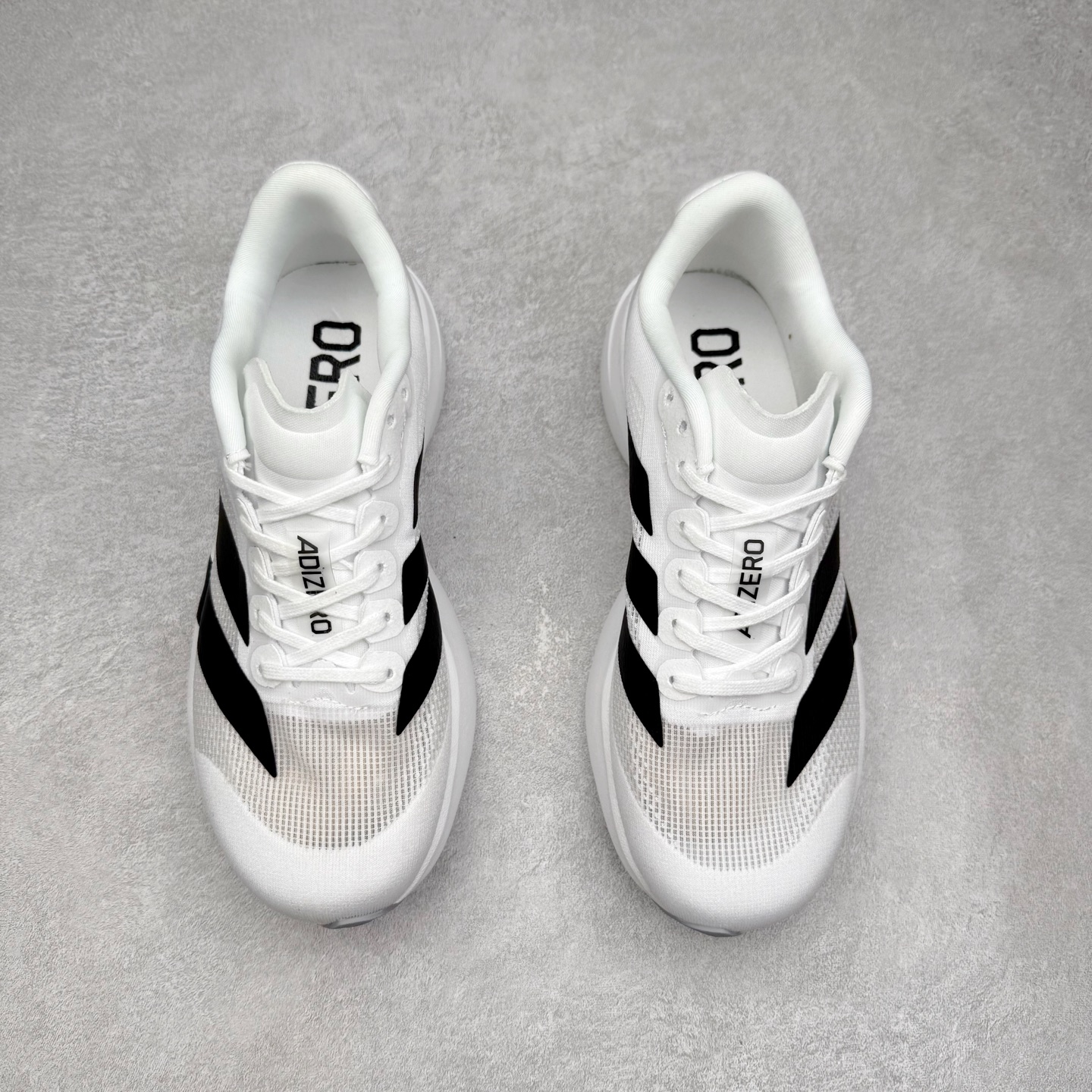 图片[2]-AD Adizero EVO SL 马拉松竞速专业跑鞋 CELERMESH针织网面非常轻薄 纤维间的缝隙很大 可以保证跑步时的透气、排汗效果 鞋舌直接与两侧的内衬和鞋底连接在一起 在跑步过程中不会被鞋舌的左右移动所困扰 在标准鞋带孔的基础上再拓宽一组鞋带孔 适合不同脚型的需求 突破性 EnergyRods 技术，有助于跑者实现更好的成绩 中底独特的LIGHTSTRIKE PRO泡棉材质 微弹感觉在跑步过程中给予了良好的支撑体验 对于顶级精英和高水平进阶跑者来说 ADIOS PRO是一双值得信赖的竞速比赛用鞋 尺码：36 36.5 37.5 38 38.5 39 40 40.5 41 42 42.5 43 44 44.5 45-选品中心