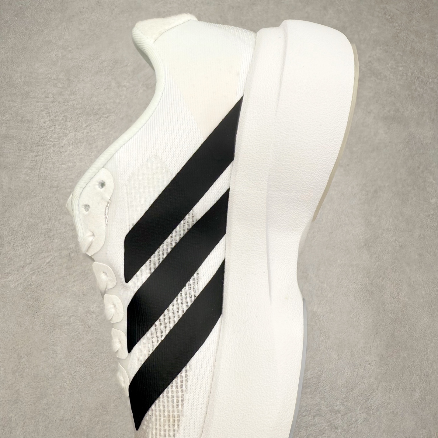 图片[7]-AD Adizero EVO SL 马拉松竞速专业跑鞋 CELERMESH针织网面非常轻薄 纤维间的缝隙很大 可以保证跑步时的透气、排汗效果 鞋舌直接与两侧的内衬和鞋底连接在一起 在跑步过程中不会被鞋舌的左右移动所困扰 在标准鞋带孔的基础上再拓宽一组鞋带孔 适合不同脚型的需求 突破性 EnergyRods 技术，有助于跑者实现更好的成绩 中底独特的LIGHTSTRIKE PRO泡棉材质 微弹感觉在跑步过程中给予了良好的支撑体验 对于顶级精英和高水平进阶跑者来说 ADIOS PRO是一双值得信赖的竞速比赛用鞋 尺码：36 36.5 37.5 38 38.5 39 40 40.5 41 42 42.5 43 44 44.5 45-选品中心