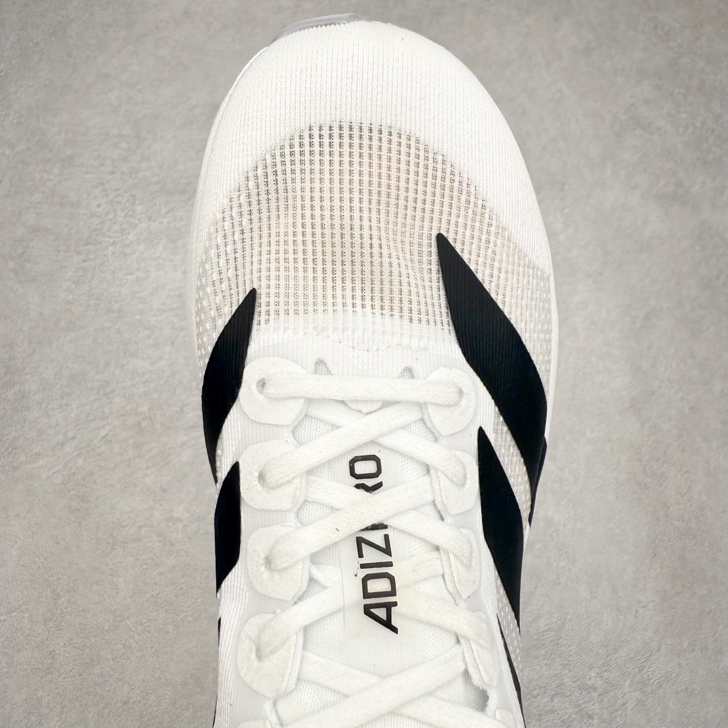 图片[4]-AD Adizero EVO SL 马拉松竞速专业跑鞋 CELERMESH针织网面非常轻薄 纤维间的缝隙很大 可以保证跑步时的透气、排汗效果 鞋舌直接与两侧的内衬和鞋底连接在一起 在跑步过程中不会被鞋舌的左右移动所困扰 在标准鞋带孔的基础上再拓宽一组鞋带孔 适合不同脚型的需求 突破性 EnergyRods 技术，有助于跑者实现更好的成绩 中底独特的LIGHTSTRIKE PRO泡棉材质 微弹感觉在跑步过程中给予了良好的支撑体验 对于顶级精英和高水平进阶跑者来说 ADIOS PRO是一双值得信赖的竞速比赛用鞋 尺码：36 36.5 37.5 38 38.5 39 40 40.5 41 42 42.5 43 44 44.5 45-选品中心