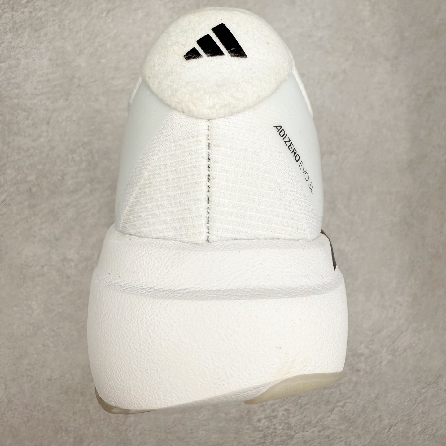 图片[8]-AD Adizero EVO SL 马拉松竞速专业跑鞋 CELERMESH针织网面非常轻薄 纤维间的缝隙很大 可以保证跑步时的透气、排汗效果 鞋舌直接与两侧的内衬和鞋底连接在一起 在跑步过程中不会被鞋舌的左右移动所困扰 在标准鞋带孔的基础上再拓宽一组鞋带孔 适合不同脚型的需求 突破性 EnergyRods 技术，有助于跑者实现更好的成绩 中底独特的LIGHTSTRIKE PRO泡棉材质 微弹感觉在跑步过程中给予了良好的支撑体验 对于顶级精英和高水平进阶跑者来说 ADIOS PRO是一双值得信赖的竞速比赛用鞋 尺码：36 36.5 37.5 38 38.5 39 40 40.5 41 42 42.5 43 44 44.5 45-选品中心