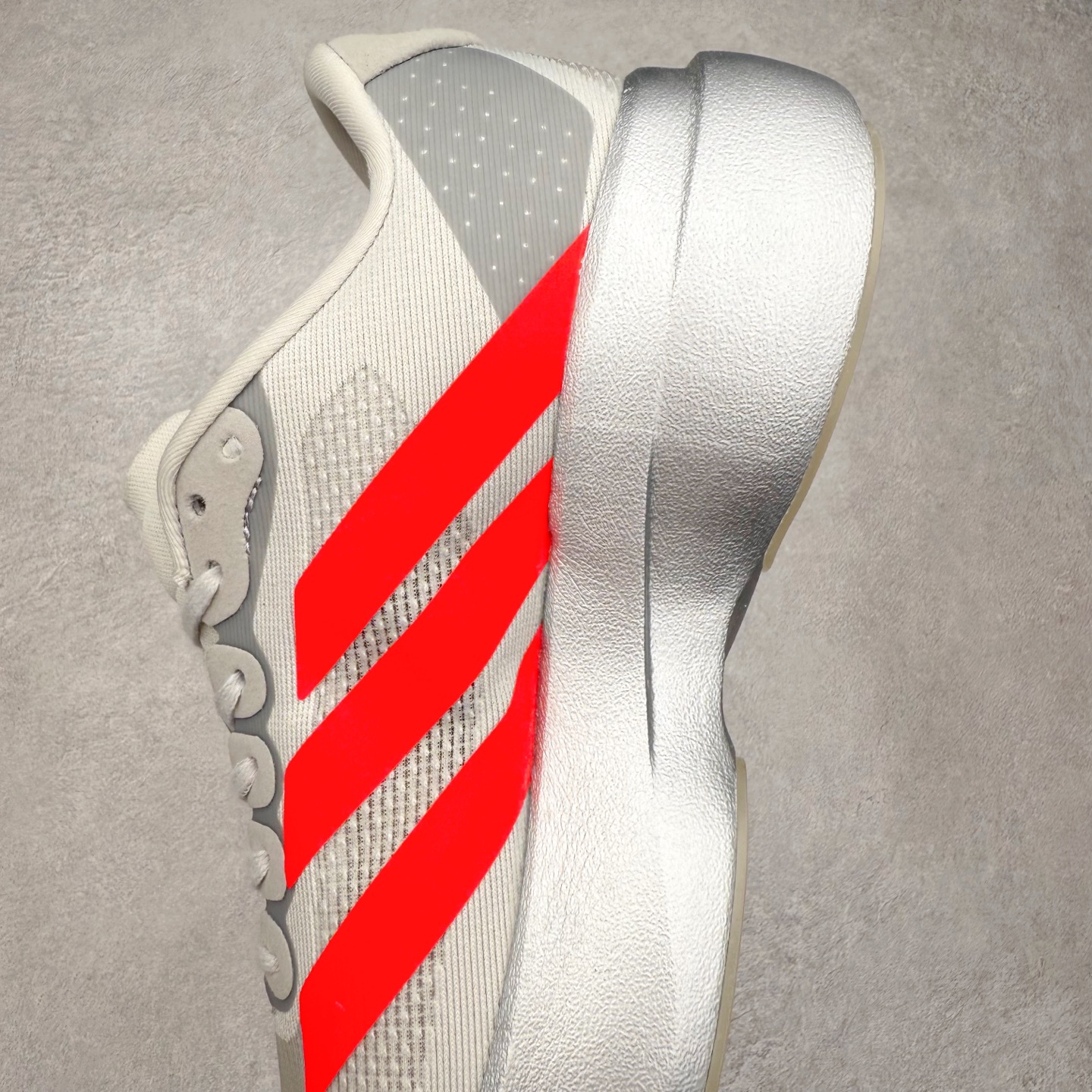 图片[7]-AD Adizero EVO SL 马拉松竞速专业跑鞋 CELERMESH针织网面非常轻薄 纤维间的缝隙很大 可以保证跑步时的透气、排汗效果 鞋舌直接与两侧的内衬和鞋底连接在一起 在跑步过程中不会被鞋舌的左右移动所困扰 在标准鞋带孔的基础上再拓宽一组鞋带孔 适合不同脚型的需求 突破性 EnergyRods 技术，有助于跑者实现更好的成绩 中底独特的LIGHTSTRIKE PRO泡棉材质 微弹感觉在跑步过程中给予了良好的支撑体验 对于顶级精英和高水平进阶跑者来说 ADIOS PRO是一双值得信赖的竞速比赛用鞋 尺码：36 36.5 37.5 38 38.5 39 40 40.5 41 42 42.5 43 44 44.5 45-选品中心