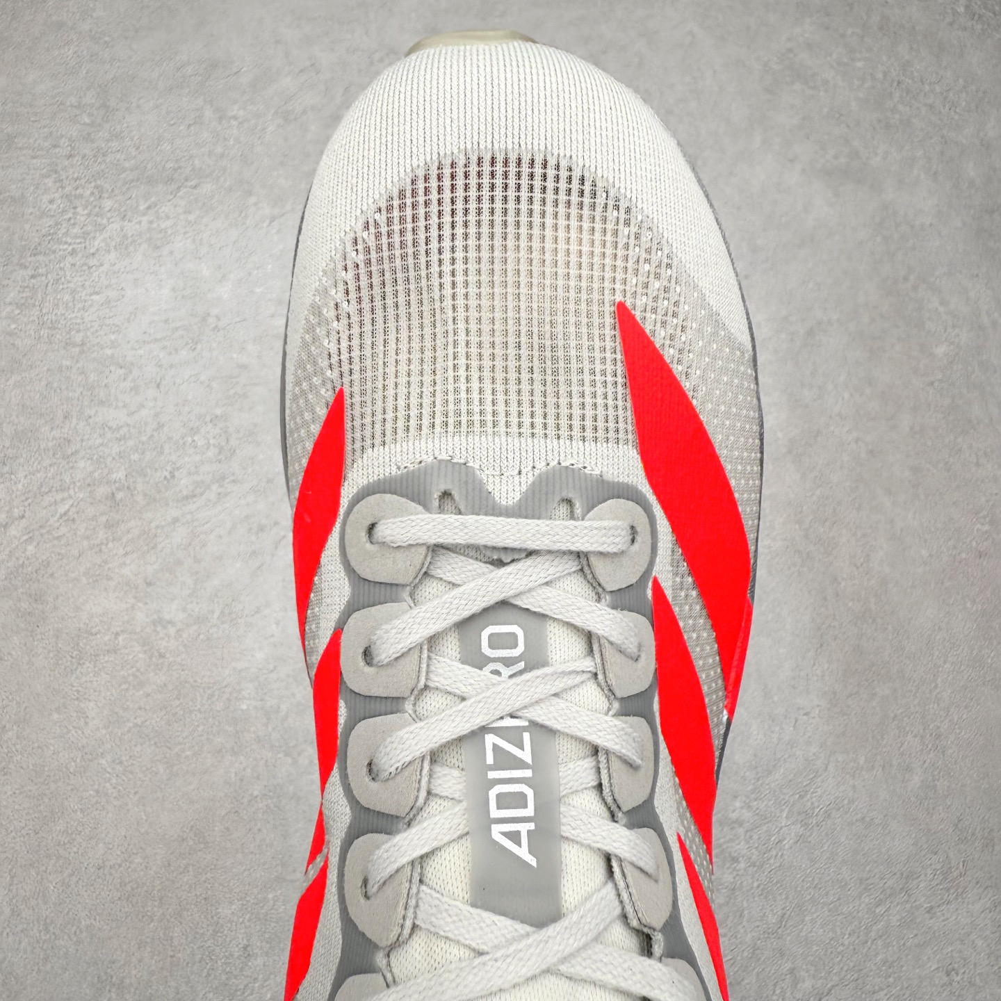 图片[4]-AD Adizero EVO SL 马拉松竞速专业跑鞋 CELERMESH针织网面非常轻薄 纤维间的缝隙很大 可以保证跑步时的透气、排汗效果 鞋舌直接与两侧的内衬和鞋底连接在一起 在跑步过程中不会被鞋舌的左右移动所困扰 在标准鞋带孔的基础上再拓宽一组鞋带孔 适合不同脚型的需求 突破性 EnergyRods 技术，有助于跑者实现更好的成绩 中底独特的LIGHTSTRIKE PRO泡棉材质 微弹感觉在跑步过程中给予了良好的支撑体验 对于顶级精英和高水平进阶跑者来说 ADIOS PRO是一双值得信赖的竞速比赛用鞋 尺码：36 36.5 37.5 38 38.5 39 40 40.5 41 42 42.5 43 44 44.5 45-选品中心