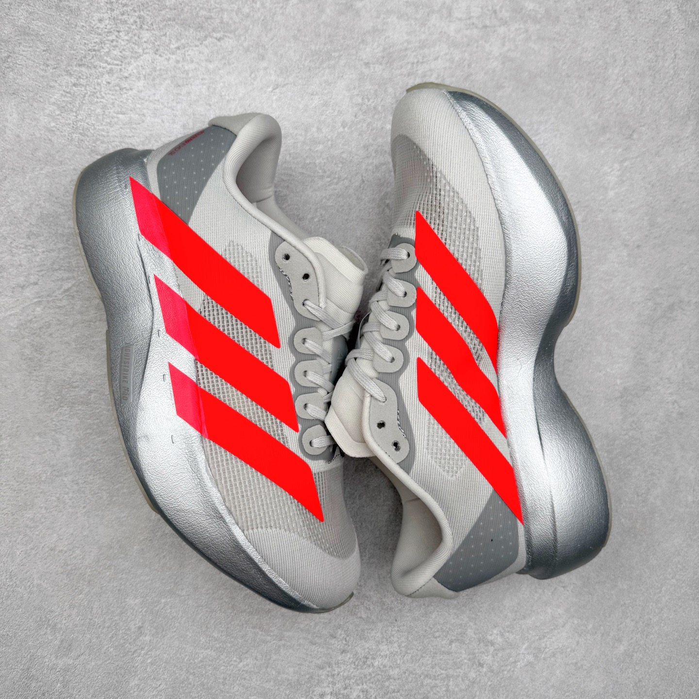 图片[3]-AD Adizero EVO SL 马拉松竞速专业跑鞋 CELERMESH针织网面非常轻薄 纤维间的缝隙很大 可以保证跑步时的透气、排汗效果 鞋舌直接与两侧的内衬和鞋底连接在一起 在跑步过程中不会被鞋舌的左右移动所困扰 在标准鞋带孔的基础上再拓宽一组鞋带孔 适合不同脚型的需求 突破性 EnergyRods 技术，有助于跑者实现更好的成绩 中底独特的LIGHTSTRIKE PRO泡棉材质 微弹感觉在跑步过程中给予了良好的支撑体验 对于顶级精英和高水平进阶跑者来说 ADIOS PRO是一双值得信赖的竞速比赛用鞋 尺码：36 36.5 37.5 38 38.5 39 40 40.5 41 42 42.5 43 44 44.5 45-选品中心