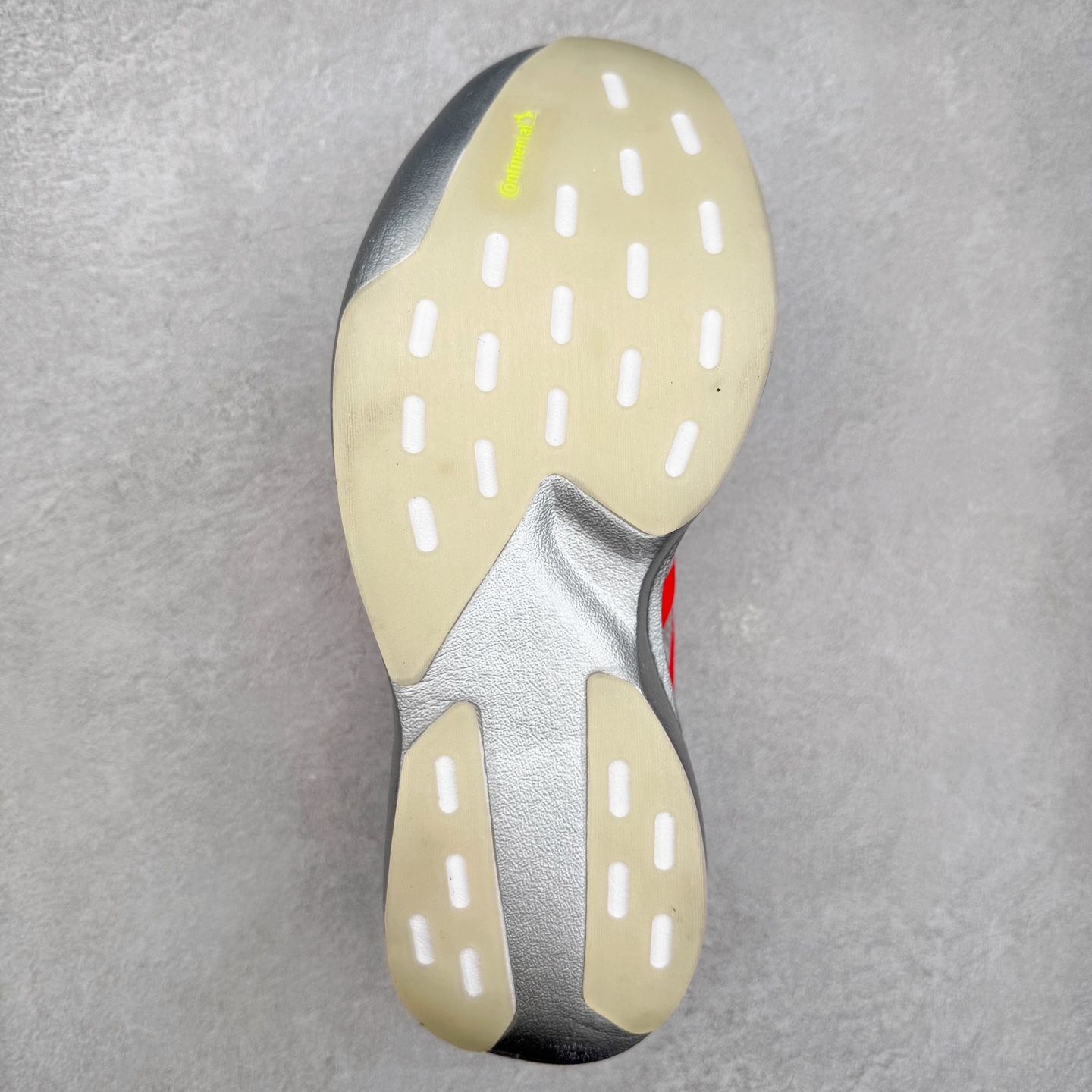 图片[9]-AD Adizero EVO SL 马拉松竞速专业跑鞋 CELERMESH针织网面非常轻薄 纤维间的缝隙很大 可以保证跑步时的透气、排汗效果 鞋舌直接与两侧的内衬和鞋底连接在一起 在跑步过程中不会被鞋舌的左右移动所困扰 在标准鞋带孔的基础上再拓宽一组鞋带孔 适合不同脚型的需求 突破性 EnergyRods 技术，有助于跑者实现更好的成绩 中底独特的LIGHTSTRIKE PRO泡棉材质 微弹感觉在跑步过程中给予了良好的支撑体验 对于顶级精英和高水平进阶跑者来说 ADIOS PRO是一双值得信赖的竞速比赛用鞋 尺码：36 36.5 37.5 38 38.5 39 40 40.5 41 42 42.5 43 44 44.5 45-选品中心