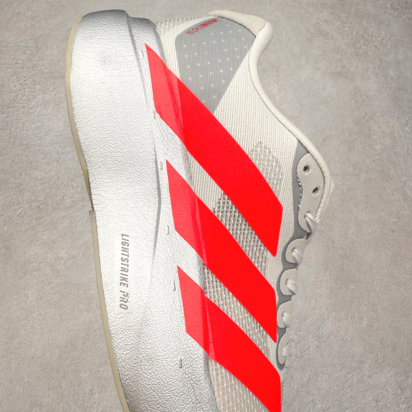 图片[6]-AD Adizero EVO SL 马拉松竞速专业跑鞋 CELERMESH针织网面非常轻薄 纤维间的缝隙很大 可以保证跑步时的透气、排汗效果 鞋舌直接与两侧的内衬和鞋底连接在一起 在跑步过程中不会被鞋舌的左右移动所困扰 在标准鞋带孔的基础上再拓宽一组鞋带孔 适合不同脚型的需求 突破性 EnergyRods 技术，有助于跑者实现更好的成绩 中底独特的LIGHTSTRIKE PRO泡棉材质 微弹感觉在跑步过程中给予了良好的支撑体验 对于顶级精英和高水平进阶跑者来说 ADIOS PRO是一双值得信赖的竞速比赛用鞋 尺码：36 36.5 37.5 38 38.5 39 40 40.5 41 42 42.5 43 44 44.5 45-选品中心