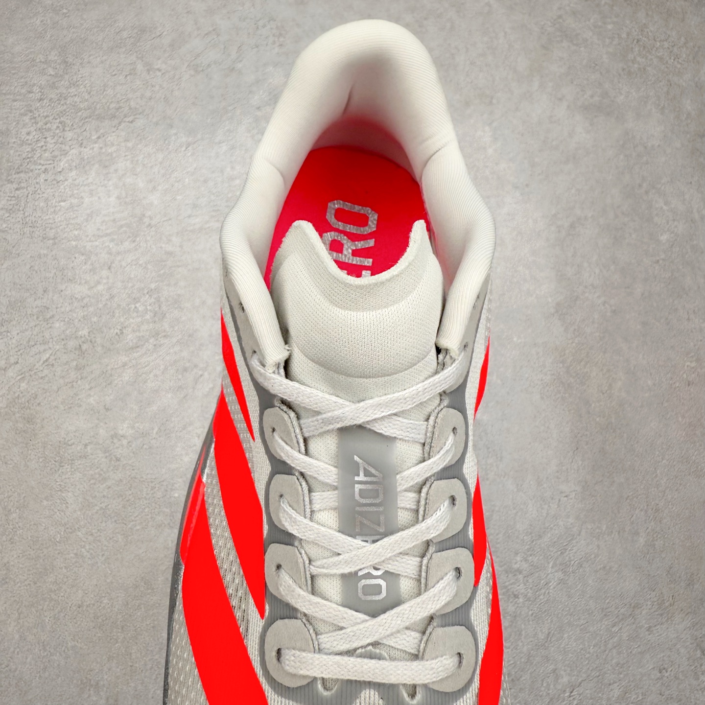 图片[5]-AD Adizero EVO SL 马拉松竞速专业跑鞋 CELERMESH针织网面非常轻薄 纤维间的缝隙很大 可以保证跑步时的透气、排汗效果 鞋舌直接与两侧的内衬和鞋底连接在一起 在跑步过程中不会被鞋舌的左右移动所困扰 在标准鞋带孔的基础上再拓宽一组鞋带孔 适合不同脚型的需求 突破性 EnergyRods 技术，有助于跑者实现更好的成绩 中底独特的LIGHTSTRIKE PRO泡棉材质 微弹感觉在跑步过程中给予了良好的支撑体验 对于顶级精英和高水平进阶跑者来说 ADIOS PRO是一双值得信赖的竞速比赛用鞋 尺码：36 36.5 37.5 38 38.5 39 40 40.5 41 42 42.5 43 44 44.5 45-选品中心