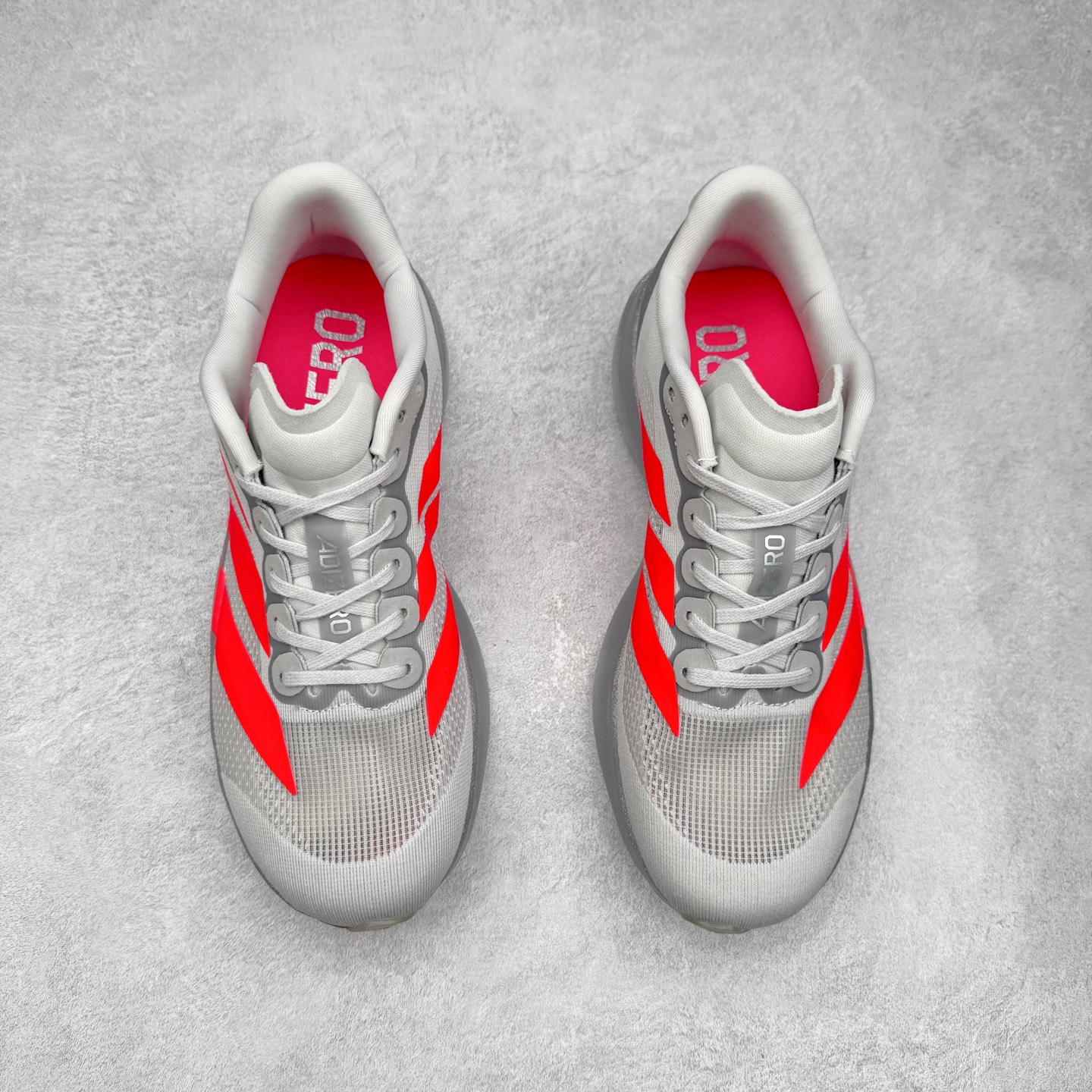 图片[2]-AD Adizero EVO SL 马拉松竞速专业跑鞋 CELERMESH针织网面非常轻薄 纤维间的缝隙很大 可以保证跑步时的透气、排汗效果 鞋舌直接与两侧的内衬和鞋底连接在一起 在跑步过程中不会被鞋舌的左右移动所困扰 在标准鞋带孔的基础上再拓宽一组鞋带孔 适合不同脚型的需求 突破性 EnergyRods 技术，有助于跑者实现更好的成绩 中底独特的LIGHTSTRIKE PRO泡棉材质 微弹感觉在跑步过程中给予了良好的支撑体验 对于顶级精英和高水平进阶跑者来说 ADIOS PRO是一双值得信赖的竞速比赛用鞋 尺码：36 36.5 37.5 38 38.5 39 40 40.5 41 42 42.5 43 44 44.5 45-选品中心