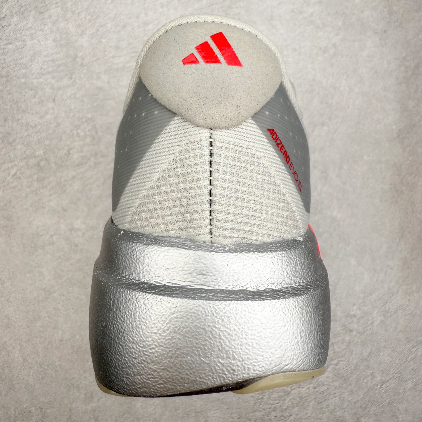 图片[8]-AD Adizero EVO SL 马拉松竞速专业跑鞋 CELERMESH针织网面非常轻薄 纤维间的缝隙很大 可以保证跑步时的透气、排汗效果 鞋舌直接与两侧的内衬和鞋底连接在一起 在跑步过程中不会被鞋舌的左右移动所困扰 在标准鞋带孔的基础上再拓宽一组鞋带孔 适合不同脚型的需求 突破性 EnergyRods 技术，有助于跑者实现更好的成绩 中底独特的LIGHTSTRIKE PRO泡棉材质 微弹感觉在跑步过程中给予了良好的支撑体验 对于顶级精英和高水平进阶跑者来说 ADIOS PRO是一双值得信赖的竞速比赛用鞋 尺码：36 36.5 37.5 38 38.5 39 40 40.5 41 42 42.5 43 44 44.5 45-选品中心