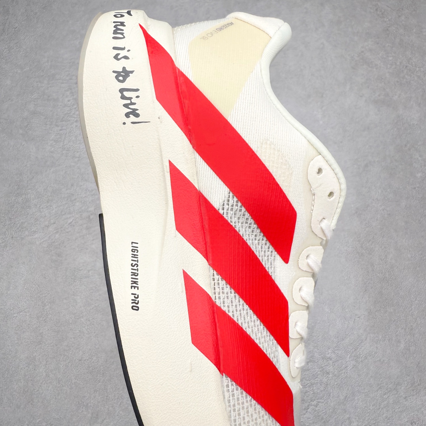 图片[6]-AD Adizero EVO SL 马拉松竞速专业跑鞋 CELERMESH针织网面非常轻薄 纤维间的缝隙很大 可以保证跑步时的透气、排汗效果 鞋舌直接与两侧的内衬和鞋底连接在一起 在跑步过程中不会被鞋舌的左右移动所困扰 在标准鞋带孔的基础上再拓宽一组鞋带孔 适合不同脚型的需求 突破性 EnergyRods 技术，有助于跑者实现更好的成绩 中底独特的LIGHTSTRIKE PRO泡棉材质 微弹感觉在跑步过程中给予了良好的支撑体验 对于顶级精英和高水平进阶跑者来说 ADIOS PRO是一双值得信赖的竞速比赛用鞋 尺码：36 36.5 37.5 38 38.5 39 40 40.5 41 42 42.5 43 44 44.5 45-选品中心