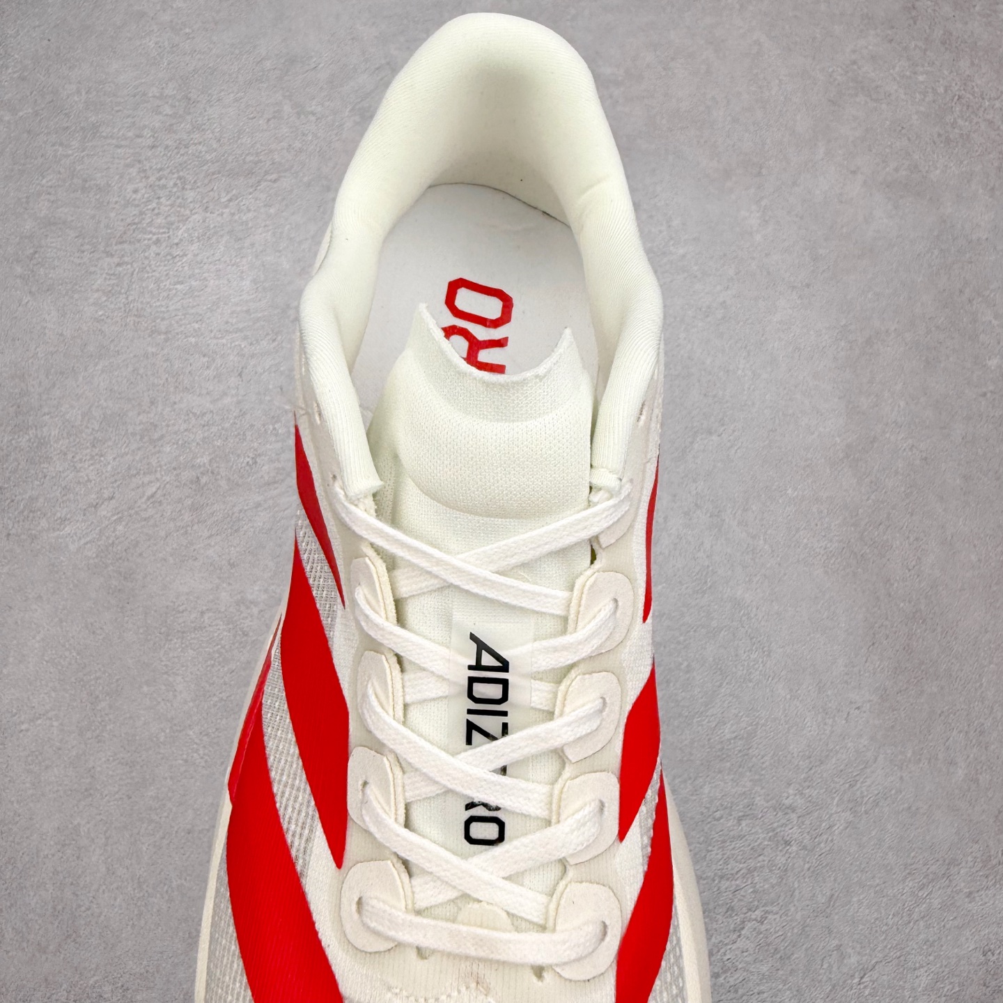 图片[5]-AD Adizero EVO SL 马拉松竞速专业跑鞋 CELERMESH针织网面非常轻薄 纤维间的缝隙很大 可以保证跑步时的透气、排汗效果 鞋舌直接与两侧的内衬和鞋底连接在一起 在跑步过程中不会被鞋舌的左右移动所困扰 在标准鞋带孔的基础上再拓宽一组鞋带孔 适合不同脚型的需求 突破性 EnergyRods 技术，有助于跑者实现更好的成绩 中底独特的LIGHTSTRIKE PRO泡棉材质 微弹感觉在跑步过程中给予了良好的支撑体验 对于顶级精英和高水平进阶跑者来说 ADIOS PRO是一双值得信赖的竞速比赛用鞋 尺码：36 36.5 37.5 38 38.5 39 40 40.5 41 42 42.5 43 44 44.5 45-选品中心