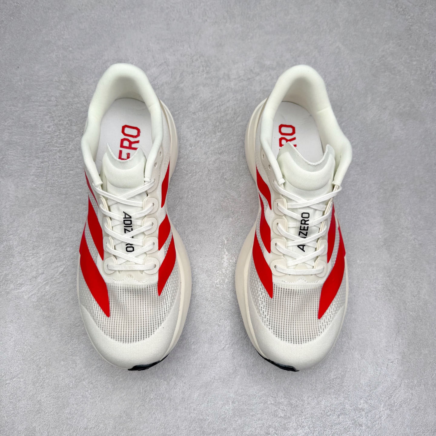 图片[2]-AD Adizero EVO SL 马拉松竞速专业跑鞋 CELERMESH针织网面非常轻薄 纤维间的缝隙很大 可以保证跑步时的透气、排汗效果 鞋舌直接与两侧的内衬和鞋底连接在一起 在跑步过程中不会被鞋舌的左右移动所困扰 在标准鞋带孔的基础上再拓宽一组鞋带孔 适合不同脚型的需求 突破性 EnergyRods 技术，有助于跑者实现更好的成绩 中底独特的LIGHTSTRIKE PRO泡棉材质 微弹感觉在跑步过程中给予了良好的支撑体验 对于顶级精英和高水平进阶跑者来说 ADIOS PRO是一双值得信赖的竞速比赛用鞋 尺码：36 36.5 37.5 38 38.5 39 40 40.5 41 42 42.5 43 44 44.5 45-选品中心