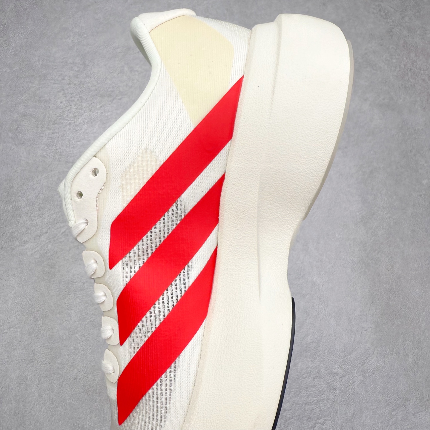 图片[7]-AD Adizero EVO SL 马拉松竞速专业跑鞋 CELERMESH针织网面非常轻薄 纤维间的缝隙很大 可以保证跑步时的透气、排汗效果 鞋舌直接与两侧的内衬和鞋底连接在一起 在跑步过程中不会被鞋舌的左右移动所困扰 在标准鞋带孔的基础上再拓宽一组鞋带孔 适合不同脚型的需求 突破性 EnergyRods 技术，有助于跑者实现更好的成绩 中底独特的LIGHTSTRIKE PRO泡棉材质 微弹感觉在跑步过程中给予了良好的支撑体验 对于顶级精英和高水平进阶跑者来说 ADIOS PRO是一双值得信赖的竞速比赛用鞋 尺码：36 36.5 37.5 38 38.5 39 40 40.5 41 42 42.5 43 44 44.5 45-选品中心