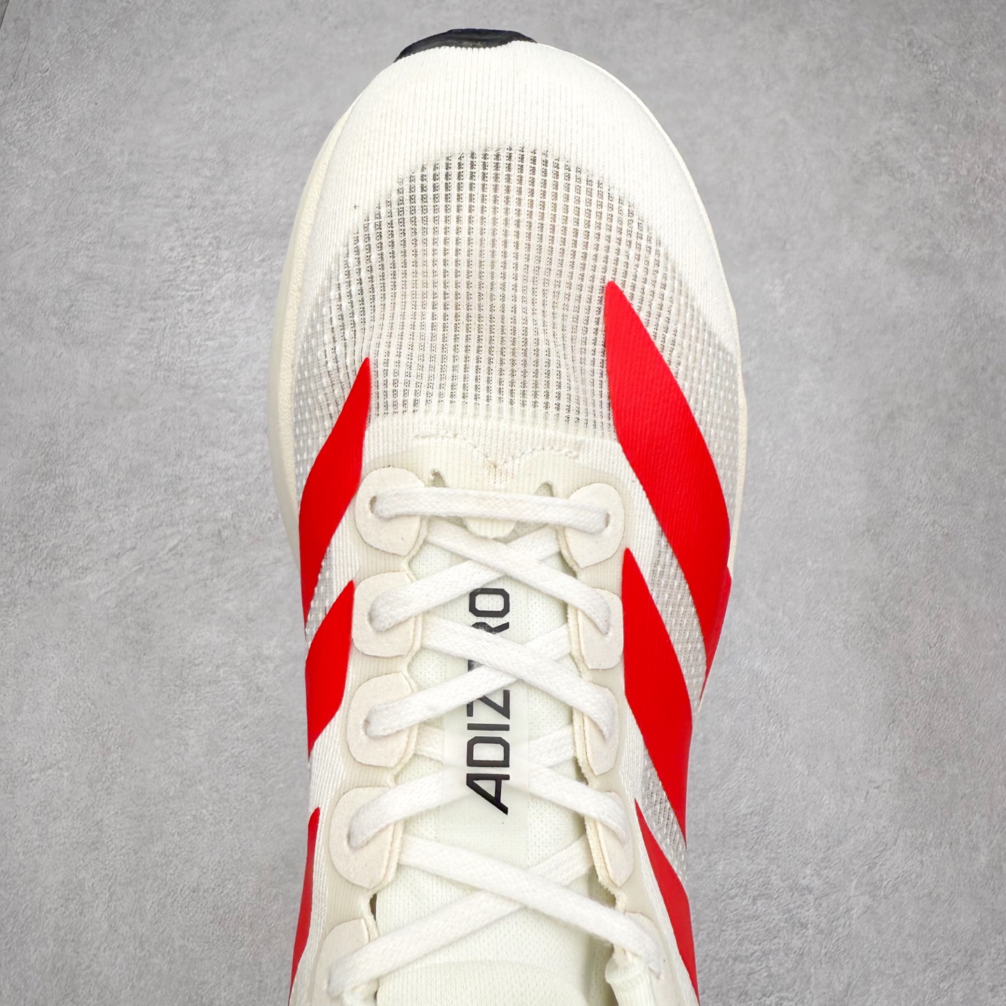 图片[4]-AD Adizero EVO SL 马拉松竞速专业跑鞋 CELERMESH针织网面非常轻薄 纤维间的缝隙很大 可以保证跑步时的透气、排汗效果 鞋舌直接与两侧的内衬和鞋底连接在一起 在跑步过程中不会被鞋舌的左右移动所困扰 在标准鞋带孔的基础上再拓宽一组鞋带孔 适合不同脚型的需求 突破性 EnergyRods 技术，有助于跑者实现更好的成绩 中底独特的LIGHTSTRIKE PRO泡棉材质 微弹感觉在跑步过程中给予了良好的支撑体验 对于顶级精英和高水平进阶跑者来说 ADIOS PRO是一双值得信赖的竞速比赛用鞋 尺码：36 36.5 37.5 38 38.5 39 40 40.5 41 42 42.5 43 44 44.5 45-选品中心