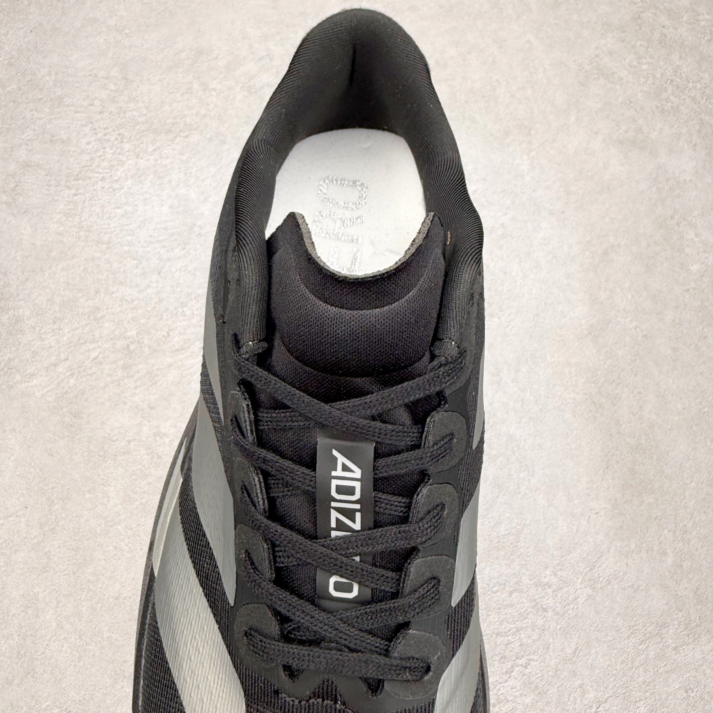 图片[5]-AD Adizero EVO SL 马拉松竞速专业跑鞋 CELERMESH针织网面非常轻薄 纤维间的缝隙很大 可以保证跑步时的透气、排汗效果 鞋舌直接与两侧的内衬和鞋底连接在一起 在跑步过程中不会被鞋舌的左右移动所困扰 在标准鞋带孔的基础上再拓宽一组鞋带孔 适合不同脚型的需求 突破性 EnergyRods 技术，有助于跑者实现更好的成绩 中底独特的LIGHTSTRIKE PRO泡棉材质 微弹感觉在跑步过程中给予了良好的支撑体验 对于顶级精英和高水平进阶跑者来说 ADIOS PRO是一双值得信赖的竞速比赛用鞋 尺码：36 36.5 37.5 38 38.5 39 40 40.5 41 42 42.5 43 44 44.5 45-选品中心