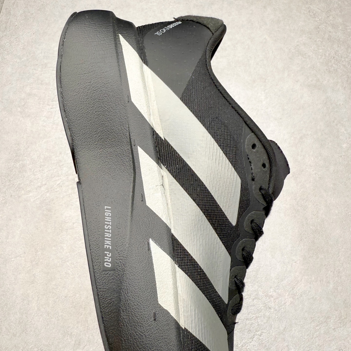 图片[6]-AD Adizero EVO SL 马拉松竞速专业跑鞋 CELERMESH针织网面非常轻薄 纤维间的缝隙很大 可以保证跑步时的透气、排汗效果 鞋舌直接与两侧的内衬和鞋底连接在一起 在跑步过程中不会被鞋舌的左右移动所困扰 在标准鞋带孔的基础上再拓宽一组鞋带孔 适合不同脚型的需求 突破性 EnergyRods 技术，有助于跑者实现更好的成绩 中底独特的LIGHTSTRIKE PRO泡棉材质 微弹感觉在跑步过程中给予了良好的支撑体验 对于顶级精英和高水平进阶跑者来说 ADIOS PRO是一双值得信赖的竞速比赛用鞋 尺码：36 36.5 37.5 38 38.5 39 40 40.5 41 42 42.5 43 44 44.5 45-选品中心