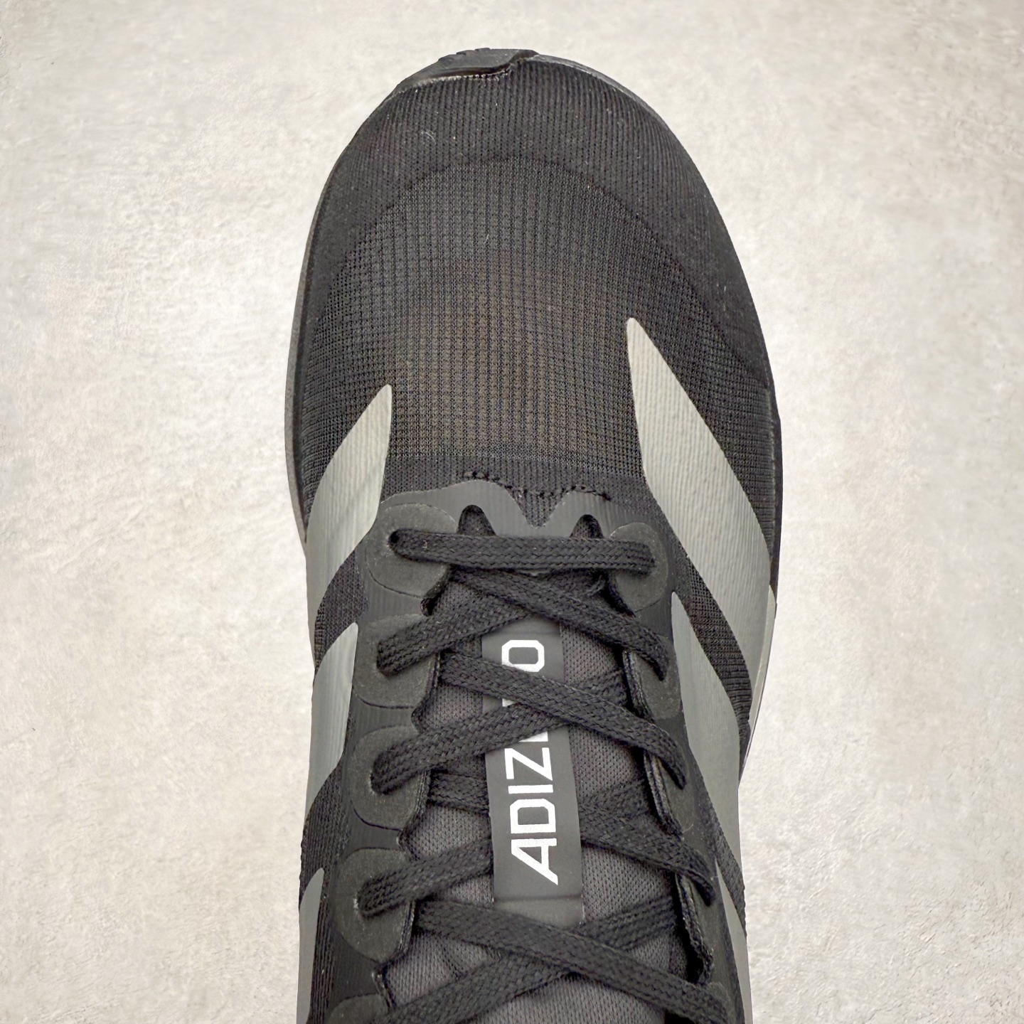 图片[4]-AD Adizero EVO SL 马拉松竞速专业跑鞋 CELERMESH针织网面非常轻薄 纤维间的缝隙很大 可以保证跑步时的透气、排汗效果 鞋舌直接与两侧的内衬和鞋底连接在一起 在跑步过程中不会被鞋舌的左右移动所困扰 在标准鞋带孔的基础上再拓宽一组鞋带孔 适合不同脚型的需求 突破性 EnergyRods 技术，有助于跑者实现更好的成绩 中底独特的LIGHTSTRIKE PRO泡棉材质 微弹感觉在跑步过程中给予了良好的支撑体验 对于顶级精英和高水平进阶跑者来说 ADIOS PRO是一双值得信赖的竞速比赛用鞋 尺码：36 36.5 37.5 38 38.5 39 40 40.5 41 42 42.5 43 44 44.5 45-选品中心