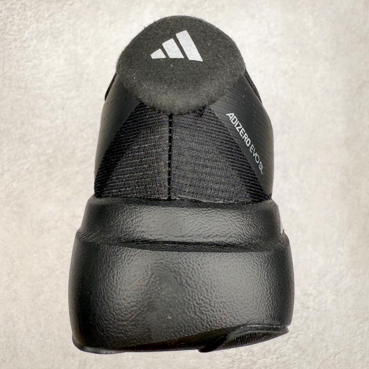 图片[8]-AD Adizero EVO SL 马拉松竞速专业跑鞋 CELERMESH针织网面非常轻薄 纤维间的缝隙很大 可以保证跑步时的透气、排汗效果 鞋舌直接与两侧的内衬和鞋底连接在一起 在跑步过程中不会被鞋舌的左右移动所困扰 在标准鞋带孔的基础上再拓宽一组鞋带孔 适合不同脚型的需求 突破性 EnergyRods 技术，有助于跑者实现更好的成绩 中底独特的LIGHTSTRIKE PRO泡棉材质 微弹感觉在跑步过程中给予了良好的支撑体验 对于顶级精英和高水平进阶跑者来说 ADIOS PRO是一双值得信赖的竞速比赛用鞋 尺码：36 36.5 37.5 38 38.5 39 40 40.5 41 42 42.5 43 44 44.5 45-选品中心