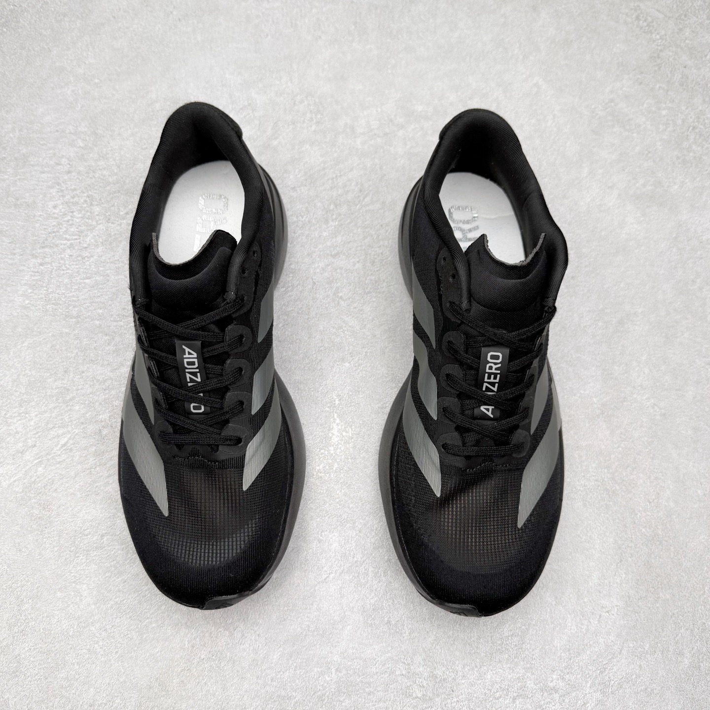 图片[2]-AD Adizero EVO SL 马拉松竞速专业跑鞋 CELERMESH针织网面非常轻薄 纤维间的缝隙很大 可以保证跑步时的透气、排汗效果 鞋舌直接与两侧的内衬和鞋底连接在一起 在跑步过程中不会被鞋舌的左右移动所困扰 在标准鞋带孔的基础上再拓宽一组鞋带孔 适合不同脚型的需求 突破性 EnergyRods 技术，有助于跑者实现更好的成绩 中底独特的LIGHTSTRIKE PRO泡棉材质 微弹感觉在跑步过程中给予了良好的支撑体验 对于顶级精英和高水平进阶跑者来说 ADIOS PRO是一双值得信赖的竞速比赛用鞋 尺码：36 36.5 37.5 38 38.5 39 40 40.5 41 42 42.5 43 44 44.5 45-选品中心