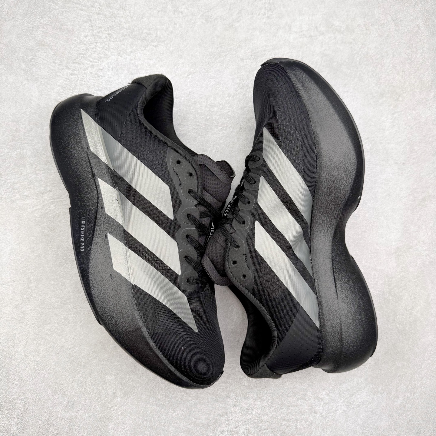 图片[3]-AD Adizero EVO SL 马拉松竞速专业跑鞋 CELERMESH针织网面非常轻薄 纤维间的缝隙很大 可以保证跑步时的透气、排汗效果 鞋舌直接与两侧的内衬和鞋底连接在一起 在跑步过程中不会被鞋舌的左右移动所困扰 在标准鞋带孔的基础上再拓宽一组鞋带孔 适合不同脚型的需求 突破性 EnergyRods 技术，有助于跑者实现更好的成绩 中底独特的LIGHTSTRIKE PRO泡棉材质 微弹感觉在跑步过程中给予了良好的支撑体验 对于顶级精英和高水平进阶跑者来说 ADIOS PRO是一双值得信赖的竞速比赛用鞋 尺码：36 36.5 37.5 38 38.5 39 40 40.5 41 42 42.5 43 44 44.5 45-选品中心