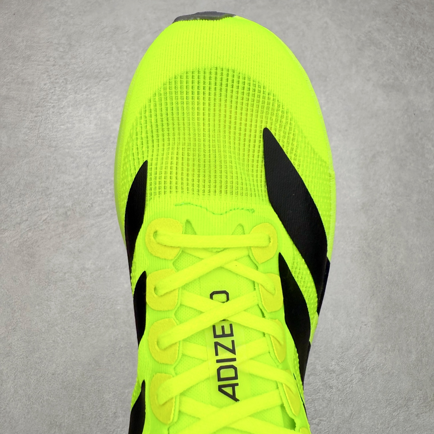 图片[4]-AD Adizero EVO SL 马拉松竞速专业跑鞋 CELERMESH针织网面非常轻薄 纤维间的缝隙很大 可以保证跑步时的透气、排汗效果 鞋舌直接与两侧的内衬和鞋底连接在一起 在跑步过程中不会被鞋舌的左右移动所困扰 在标准鞋带孔的基础上再拓宽一组鞋带孔 适合不同脚型的需求 突破性 EnergyRods 技术，有助于跑者实现更好的成绩 中底独特的LIGHTSTRIKE PRO泡棉材质 微弹感觉在跑步过程中给予了良好的支撑体验 对于顶级精英和高水平进阶跑者来说 ADIOS PRO是一双值得信赖的竞速比赛用鞋 尺码：36 36.5 37.5 38 38.5 39 40 40.5 41 42 42.5 43 44 44.5 45-选品中心