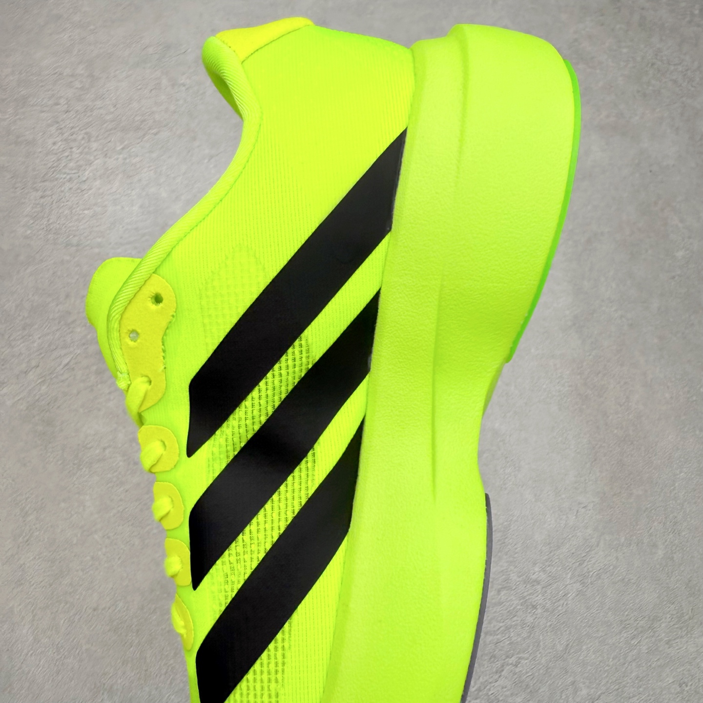 图片[7]-AD Adizero EVO SL 马拉松竞速专业跑鞋 CELERMESH针织网面非常轻薄 纤维间的缝隙很大 可以保证跑步时的透气、排汗效果 鞋舌直接与两侧的内衬和鞋底连接在一起 在跑步过程中不会被鞋舌的左右移动所困扰 在标准鞋带孔的基础上再拓宽一组鞋带孔 适合不同脚型的需求 突破性 EnergyRods 技术，有助于跑者实现更好的成绩 中底独特的LIGHTSTRIKE PRO泡棉材质 微弹感觉在跑步过程中给予了良好的支撑体验 对于顶级精英和高水平进阶跑者来说 ADIOS PRO是一双值得信赖的竞速比赛用鞋 尺码：36 36.5 37.5 38 38.5 39 40 40.5 41 42 42.5 43 44 44.5 45-选品中心