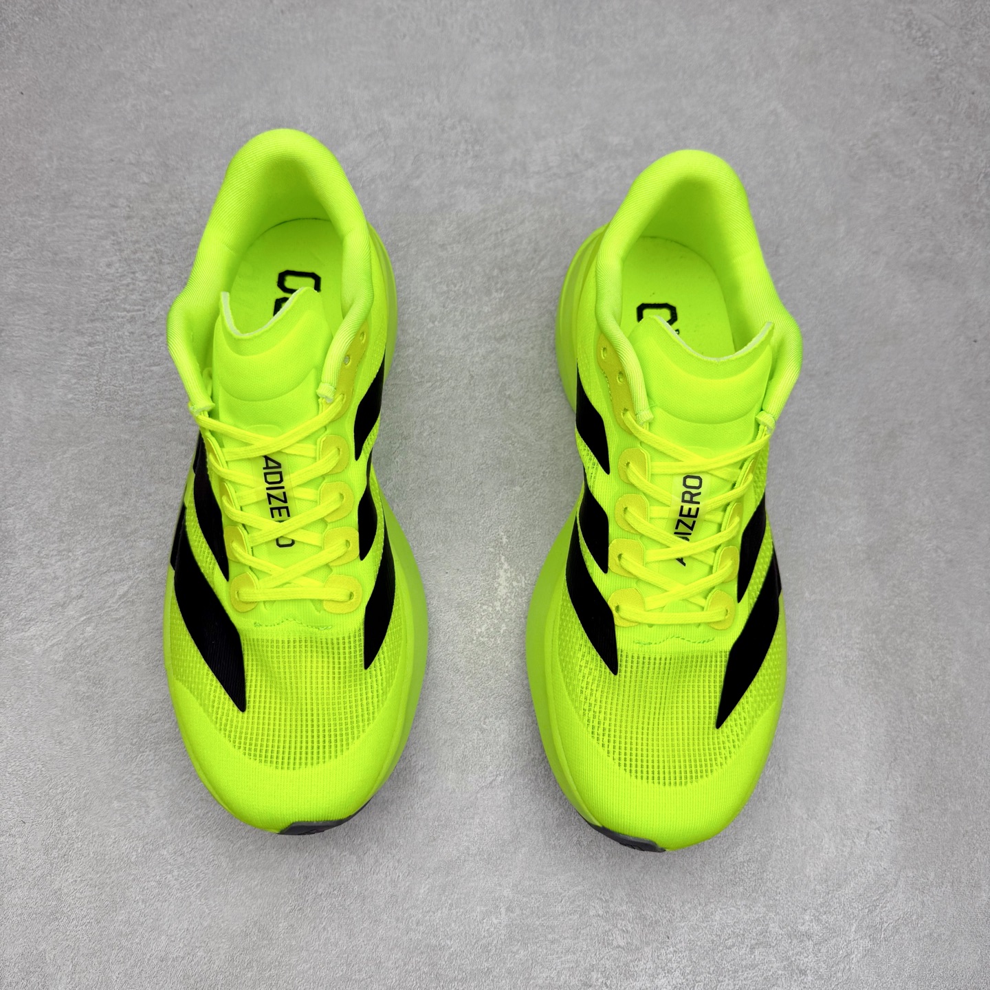 图片[2]-AD Adizero EVO SL 马拉松竞速专业跑鞋 CELERMESH针织网面非常轻薄 纤维间的缝隙很大 可以保证跑步时的透气、排汗效果 鞋舌直接与两侧的内衬和鞋底连接在一起 在跑步过程中不会被鞋舌的左右移动所困扰 在标准鞋带孔的基础上再拓宽一组鞋带孔 适合不同脚型的需求 突破性 EnergyRods 技术，有助于跑者实现更好的成绩 中底独特的LIGHTSTRIKE PRO泡棉材质 微弹感觉在跑步过程中给予了良好的支撑体验 对于顶级精英和高水平进阶跑者来说 ADIOS PRO是一双值得信赖的竞速比赛用鞋 尺码：36 36.5 37.5 38 38.5 39 40 40.5 41 42 42.5 43 44 44.5 45-选品中心