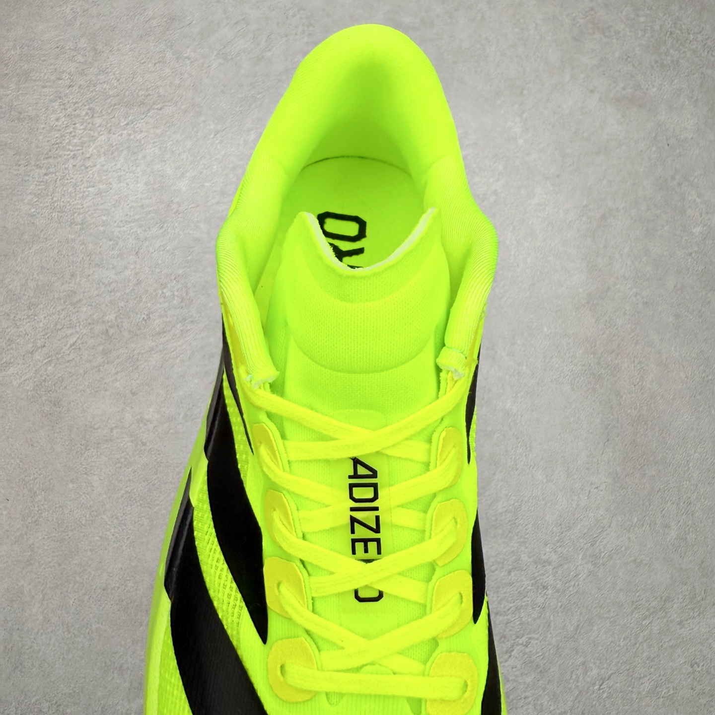 图片[5]-AD Adizero EVO SL 马拉松竞速专业跑鞋 CELERMESH针织网面非常轻薄 纤维间的缝隙很大 可以保证跑步时的透气、排汗效果 鞋舌直接与两侧的内衬和鞋底连接在一起 在跑步过程中不会被鞋舌的左右移动所困扰 在标准鞋带孔的基础上再拓宽一组鞋带孔 适合不同脚型的需求 突破性 EnergyRods 技术，有助于跑者实现更好的成绩 中底独特的LIGHTSTRIKE PRO泡棉材质 微弹感觉在跑步过程中给予了良好的支撑体验 对于顶级精英和高水平进阶跑者来说 ADIOS PRO是一双值得信赖的竞速比赛用鞋 尺码：36 36.5 37.5 38 38.5 39 40 40.5 41 42 42.5 43 44 44.5 45-选品中心