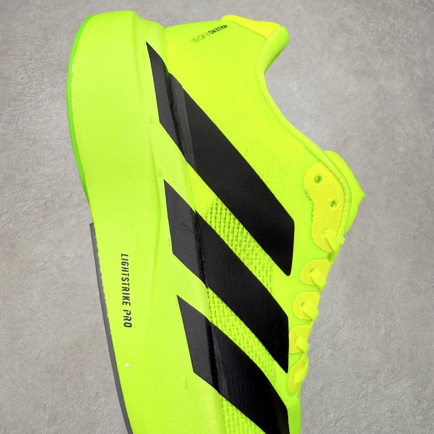 图片[6]-AD Adizero EVO SL 马拉松竞速专业跑鞋 CELERMESH针织网面非常轻薄 纤维间的缝隙很大 可以保证跑步时的透气、排汗效果 鞋舌直接与两侧的内衬和鞋底连接在一起 在跑步过程中不会被鞋舌的左右移动所困扰 在标准鞋带孔的基础上再拓宽一组鞋带孔 适合不同脚型的需求 突破性 EnergyRods 技术，有助于跑者实现更好的成绩 中底独特的LIGHTSTRIKE PRO泡棉材质 微弹感觉在跑步过程中给予了良好的支撑体验 对于顶级精英和高水平进阶跑者来说 ADIOS PRO是一双值得信赖的竞速比赛用鞋 尺码：36 36.5 37.5 38 38.5 39 40 40.5 41 42 42.5 43 44 44.5 45-选品中心