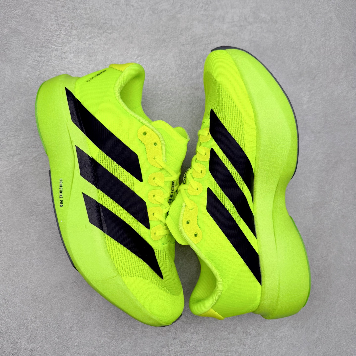 图片[3]-AD Adizero EVO SL 马拉松竞速专业跑鞋 CELERMESH针织网面非常轻薄 纤维间的缝隙很大 可以保证跑步时的透气、排汗效果 鞋舌直接与两侧的内衬和鞋底连接在一起 在跑步过程中不会被鞋舌的左右移动所困扰 在标准鞋带孔的基础上再拓宽一组鞋带孔 适合不同脚型的需求 突破性 EnergyRods 技术，有助于跑者实现更好的成绩 中底独特的LIGHTSTRIKE PRO泡棉材质 微弹感觉在跑步过程中给予了良好的支撑体验 对于顶级精英和高水平进阶跑者来说 ADIOS PRO是一双值得信赖的竞速比赛用鞋 尺码：36 36.5 37.5 38 38.5 39 40 40.5 41 42 42.5 43 44 44.5 45-选品中心