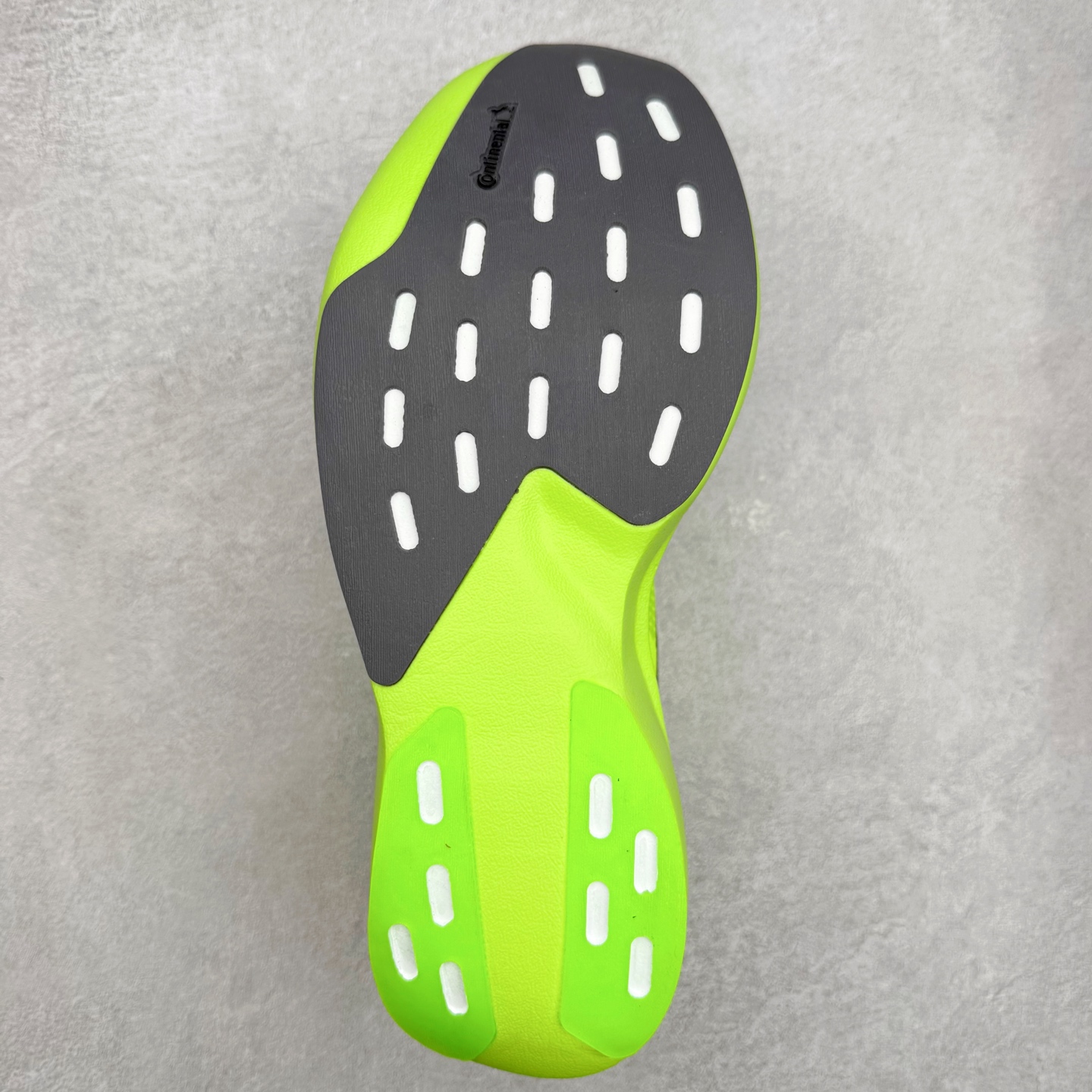 图片[9]-AD Adizero EVO SL 马拉松竞速专业跑鞋 CELERMESH针织网面非常轻薄 纤维间的缝隙很大 可以保证跑步时的透气、排汗效果 鞋舌直接与两侧的内衬和鞋底连接在一起 在跑步过程中不会被鞋舌的左右移动所困扰 在标准鞋带孔的基础上再拓宽一组鞋带孔 适合不同脚型的需求 突破性 EnergyRods 技术，有助于跑者实现更好的成绩 中底独特的LIGHTSTRIKE PRO泡棉材质 微弹感觉在跑步过程中给予了良好的支撑体验 对于顶级精英和高水平进阶跑者来说 ADIOS PRO是一双值得信赖的竞速比赛用鞋 尺码：36 36.5 37.5 38 38.5 39 40 40.5 41 42 42.5 43 44 44.5 45-选品中心