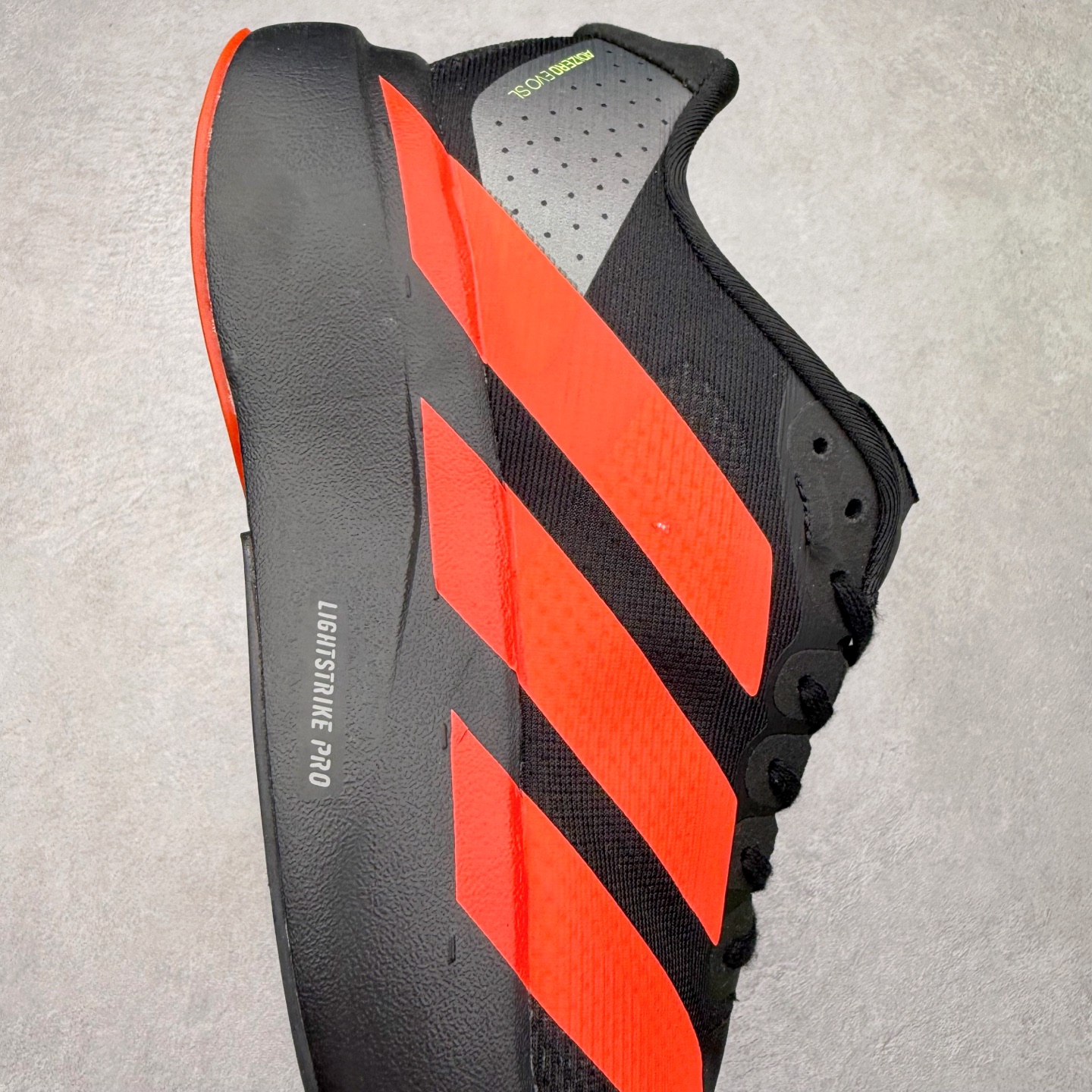 图片[6]-AD Adizero EVO SL 马拉松竞速专业跑鞋 CELERMESH针织网面非常轻薄 纤维间的缝隙很大 可以保证跑步时的透气、排汗效果 鞋舌直接与两侧的内衬和鞋底连接在一起 在跑步过程中不会被鞋舌的左右移动所困扰 在标准鞋带孔的基础上再拓宽一组鞋带孔 适合不同脚型的需求 突破性 EnergyRods 技术，有助于跑者实现更好的成绩 中底独特的LIGHTSTRIKE PRO泡棉材质 微弹感觉在跑步过程中给予了良好的支撑体验 对于顶级精英和高水平进阶跑者来说 ADIOS PRO是一双值得信赖的竞速比赛用鞋 尺码：36 36.5 37.5 38 38.5 39 40 40.5 41 42 42.5 43 44 44.5 45-选品中心