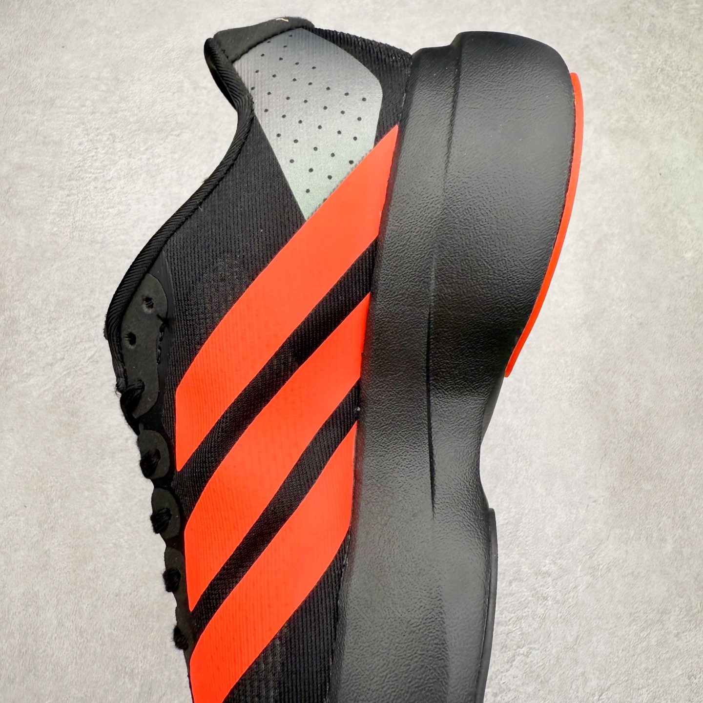 图片[7]-AD Adizero EVO SL 马拉松竞速专业跑鞋 CELERMESH针织网面非常轻薄 纤维间的缝隙很大 可以保证跑步时的透气、排汗效果 鞋舌直接与两侧的内衬和鞋底连接在一起 在跑步过程中不会被鞋舌的左右移动所困扰 在标准鞋带孔的基础上再拓宽一组鞋带孔 适合不同脚型的需求 突破性 EnergyRods 技术，有助于跑者实现更好的成绩 中底独特的LIGHTSTRIKE PRO泡棉材质 微弹感觉在跑步过程中给予了良好的支撑体验 对于顶级精英和高水平进阶跑者来说 ADIOS PRO是一双值得信赖的竞速比赛用鞋 尺码：36 36.5 37.5 38 38.5 39 40 40.5 41 42 42.5 43 44 44.5 45-选品中心