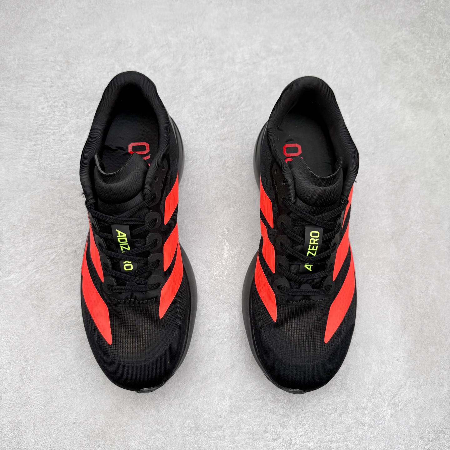 图片[2]-AD Adizero EVO SL 马拉松竞速专业跑鞋 CELERMESH针织网面非常轻薄 纤维间的缝隙很大 可以保证跑步时的透气、排汗效果 鞋舌直接与两侧的内衬和鞋底连接在一起 在跑步过程中不会被鞋舌的左右移动所困扰 在标准鞋带孔的基础上再拓宽一组鞋带孔 适合不同脚型的需求 突破性 EnergyRods 技术，有助于跑者实现更好的成绩 中底独特的LIGHTSTRIKE PRO泡棉材质 微弹感觉在跑步过程中给予了良好的支撑体验 对于顶级精英和高水平进阶跑者来说 ADIOS PRO是一双值得信赖的竞速比赛用鞋 尺码：36 36.5 37.5 38 38.5 39 40 40.5 41 42 42.5 43 44 44.5 45-选品中心