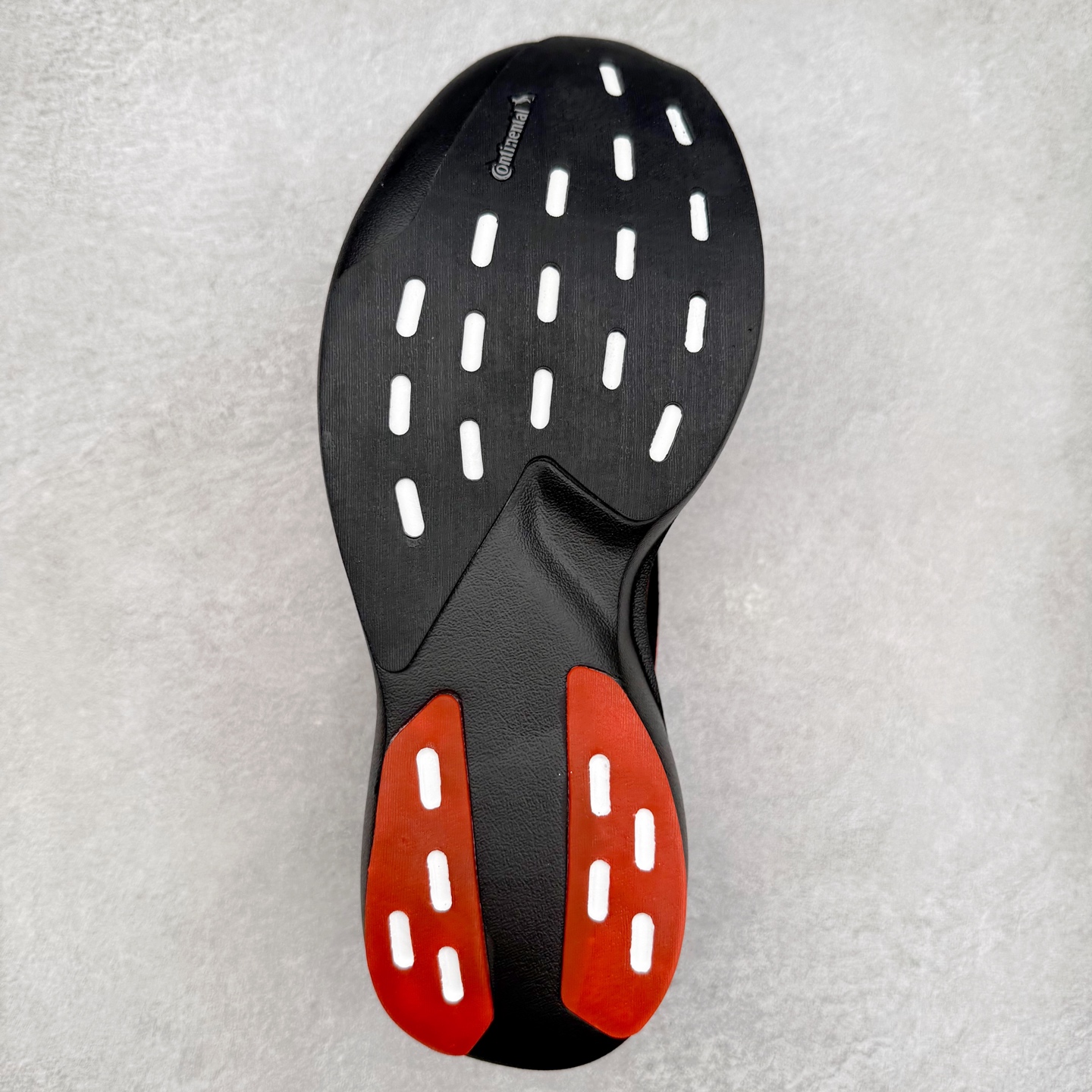 图片[9]-AD Adizero EVO SL 马拉松竞速专业跑鞋 CELERMESH针织网面非常轻薄 纤维间的缝隙很大 可以保证跑步时的透气、排汗效果 鞋舌直接与两侧的内衬和鞋底连接在一起 在跑步过程中不会被鞋舌的左右移动所困扰 在标准鞋带孔的基础上再拓宽一组鞋带孔 适合不同脚型的需求 突破性 EnergyRods 技术，有助于跑者实现更好的成绩 中底独特的LIGHTSTRIKE PRO泡棉材质 微弹感觉在跑步过程中给予了良好的支撑体验 对于顶级精英和高水平进阶跑者来说 ADIOS PRO是一双值得信赖的竞速比赛用鞋 尺码：36 36.5 37.5 38 38.5 39 40 40.5 41 42 42.5 43 44 44.5 45-选品中心