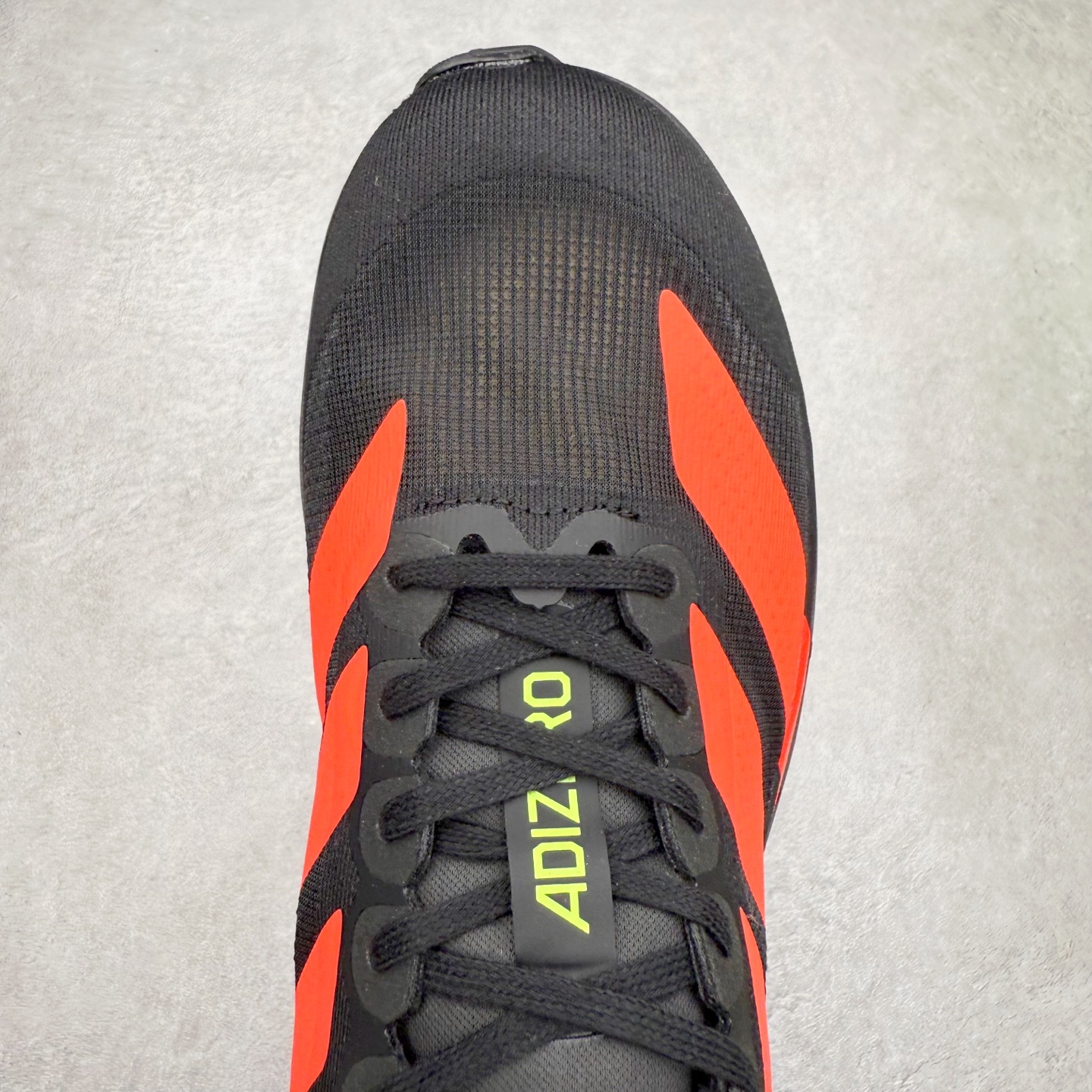 图片[4]-AD Adizero EVO SL 马拉松竞速专业跑鞋 CELERMESH针织网面非常轻薄 纤维间的缝隙很大 可以保证跑步时的透气、排汗效果 鞋舌直接与两侧的内衬和鞋底连接在一起 在跑步过程中不会被鞋舌的左右移动所困扰 在标准鞋带孔的基础上再拓宽一组鞋带孔 适合不同脚型的需求 突破性 EnergyRods 技术，有助于跑者实现更好的成绩 中底独特的LIGHTSTRIKE PRO泡棉材质 微弹感觉在跑步过程中给予了良好的支撑体验 对于顶级精英和高水平进阶跑者来说 ADIOS PRO是一双值得信赖的竞速比赛用鞋 尺码：36 36.5 37.5 38 38.5 39 40 40.5 41 42 42.5 43 44 44.5 45-选品中心