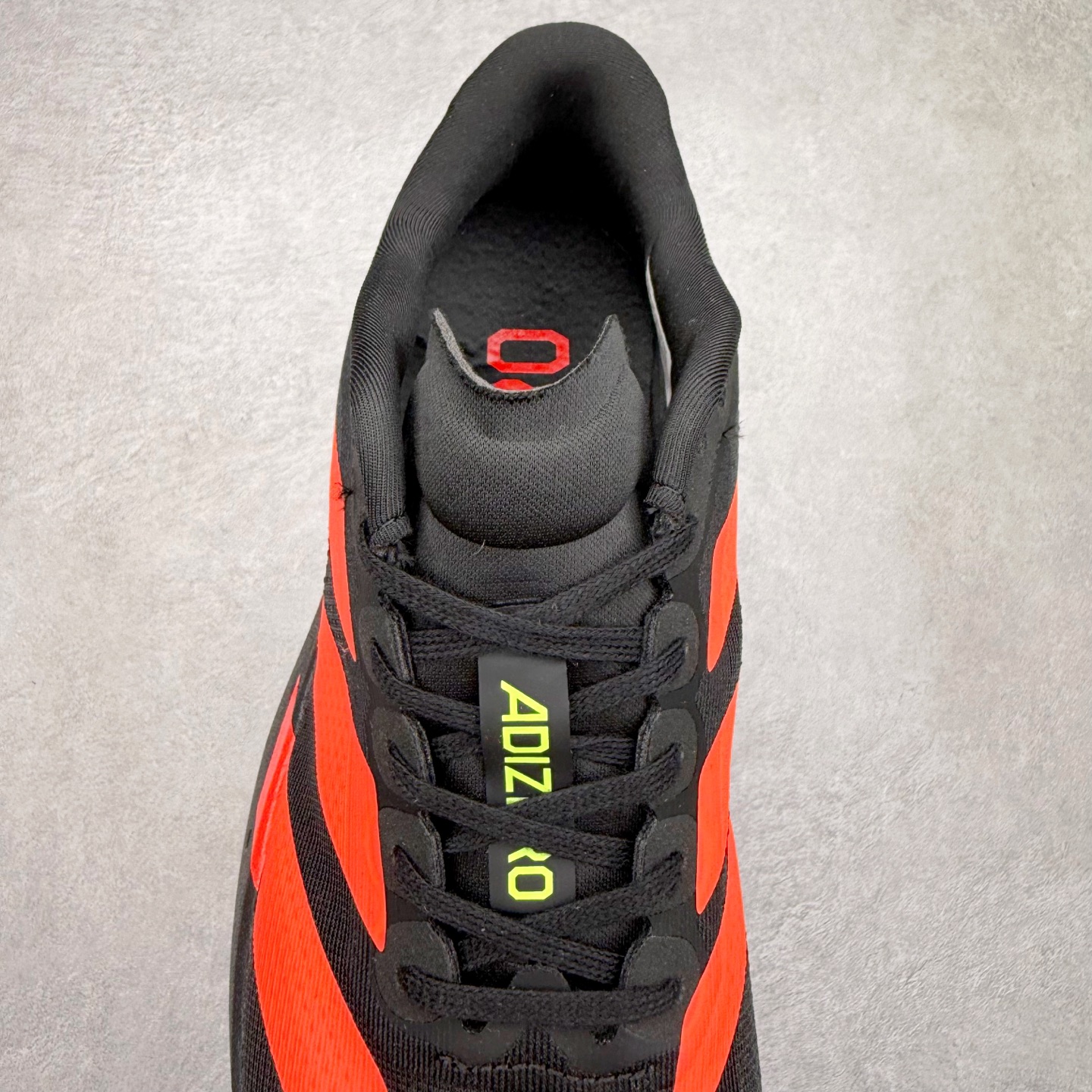 图片[5]-AD Adizero EVO SL 马拉松竞速专业跑鞋 CELERMESH针织网面非常轻薄 纤维间的缝隙很大 可以保证跑步时的透气、排汗效果 鞋舌直接与两侧的内衬和鞋底连接在一起 在跑步过程中不会被鞋舌的左右移动所困扰 在标准鞋带孔的基础上再拓宽一组鞋带孔 适合不同脚型的需求 突破性 EnergyRods 技术，有助于跑者实现更好的成绩 中底独特的LIGHTSTRIKE PRO泡棉材质 微弹感觉在跑步过程中给予了良好的支撑体验 对于顶级精英和高水平进阶跑者来说 ADIOS PRO是一双值得信赖的竞速比赛用鞋 尺码：36 36.5 37.5 38 38.5 39 40 40.5 41 42 42.5 43 44 44.5 45-选品中心