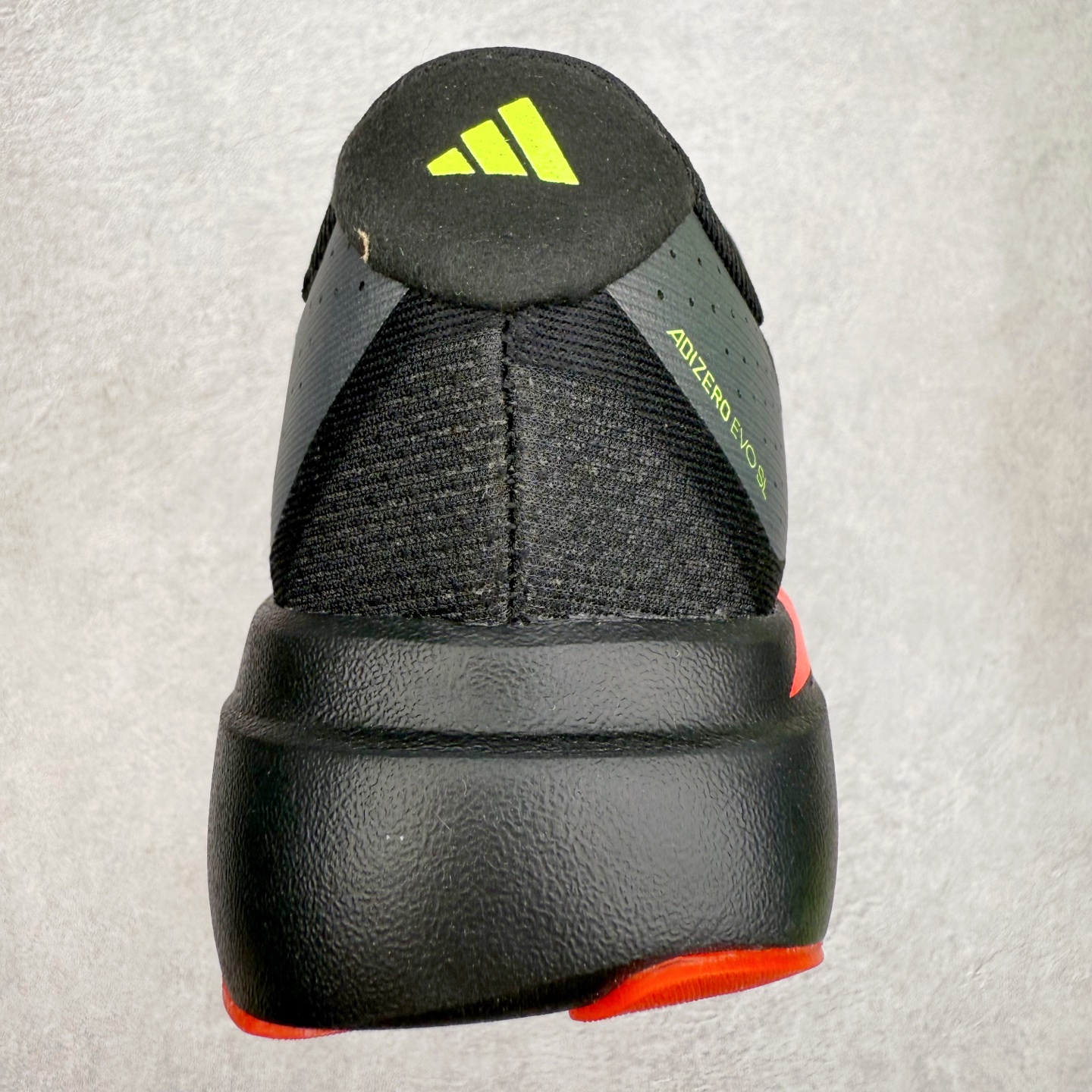 图片[8]-AD Adizero EVO SL 马拉松竞速专业跑鞋 CELERMESH针织网面非常轻薄 纤维间的缝隙很大 可以保证跑步时的透气、排汗效果 鞋舌直接与两侧的内衬和鞋底连接在一起 在跑步过程中不会被鞋舌的左右移动所困扰 在标准鞋带孔的基础上再拓宽一组鞋带孔 适合不同脚型的需求 突破性 EnergyRods 技术，有助于跑者实现更好的成绩 中底独特的LIGHTSTRIKE PRO泡棉材质 微弹感觉在跑步过程中给予了良好的支撑体验 对于顶级精英和高水平进阶跑者来说 ADIOS PRO是一双值得信赖的竞速比赛用鞋 尺码：36 36.5 37.5 38 38.5 39 40 40.5 41 42 42.5 43 44 44.5 45-选品中心