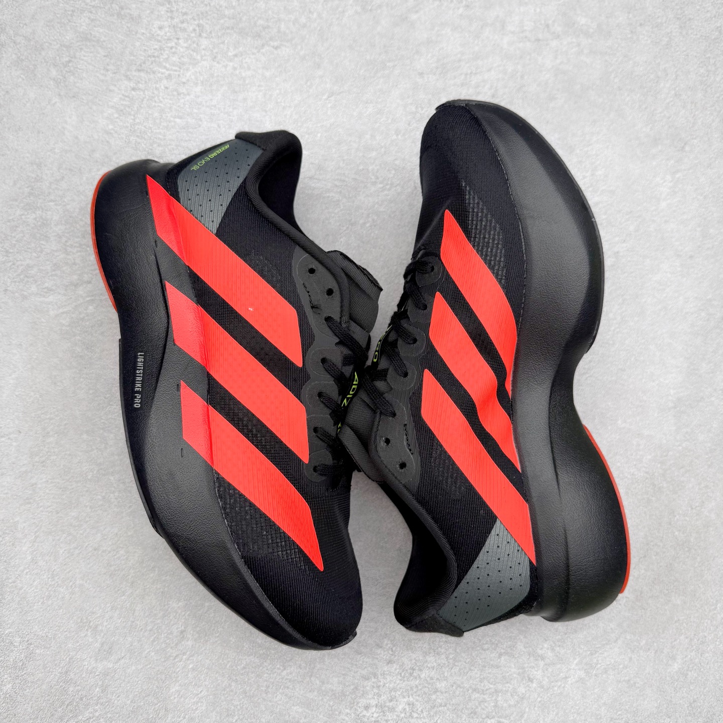 图片[3]-AD Adizero EVO SL 马拉松竞速专业跑鞋 CELERMESH针织网面非常轻薄 纤维间的缝隙很大 可以保证跑步时的透气、排汗效果 鞋舌直接与两侧的内衬和鞋底连接在一起 在跑步过程中不会被鞋舌的左右移动所困扰 在标准鞋带孔的基础上再拓宽一组鞋带孔 适合不同脚型的需求 突破性 EnergyRods 技术，有助于跑者实现更好的成绩 中底独特的LIGHTSTRIKE PRO泡棉材质 微弹感觉在跑步过程中给予了良好的支撑体验 对于顶级精英和高水平进阶跑者来说 ADIOS PRO是一双值得信赖的竞速比赛用鞋 尺码：36 36.5 37.5 38 38.5 39 40 40.5 41 42 42.5 43 44 44.5 45-选品中心